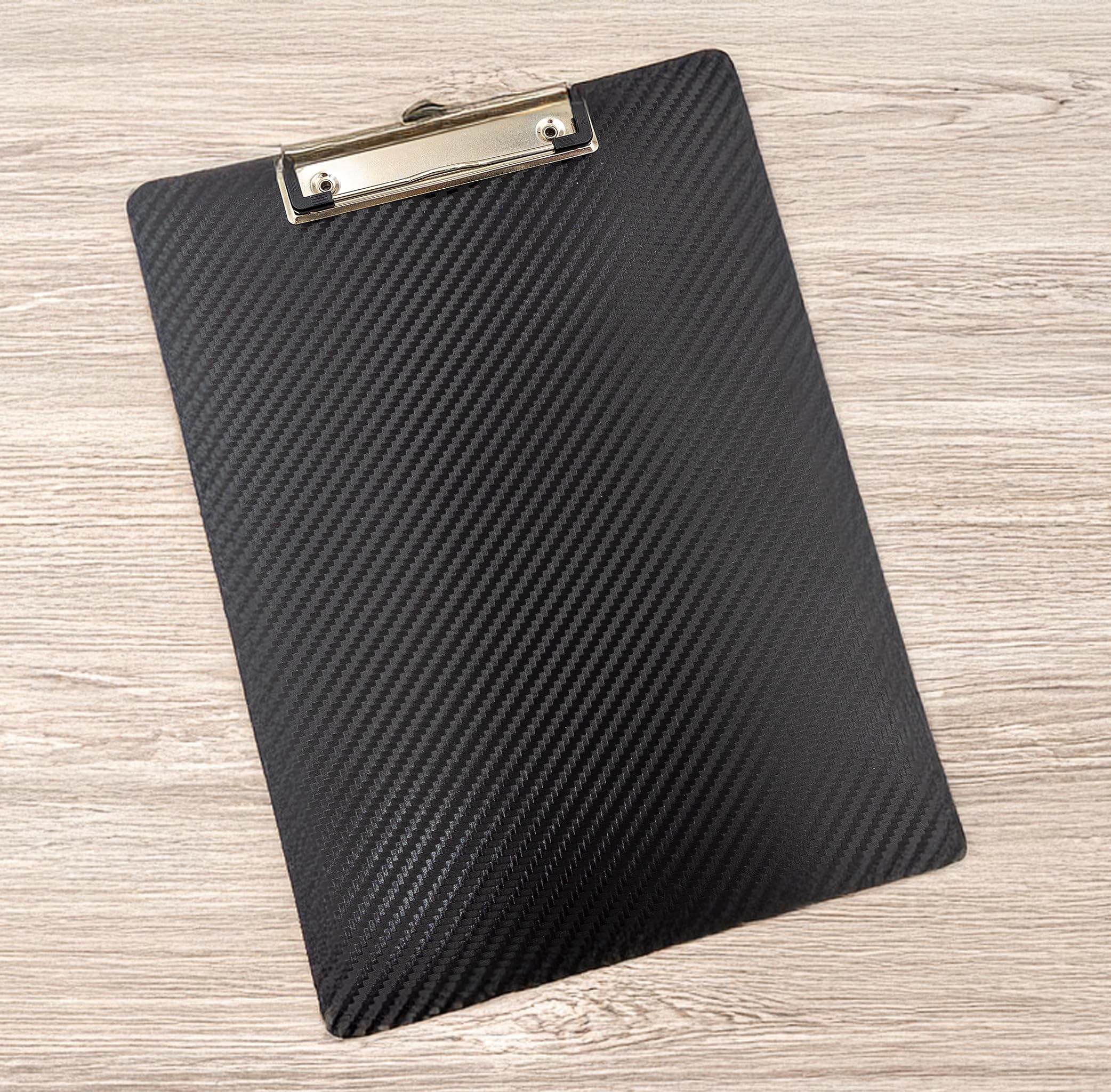 WEDO Podkładka A4 czarna o wyglądzie karbonu – blat do pisania z polipropylenu ze stabilnym metalowym zaciskiem i zaczepem do zawieszania, format 31,5 x 22,5 cm, grubość zacisku do 8 mm