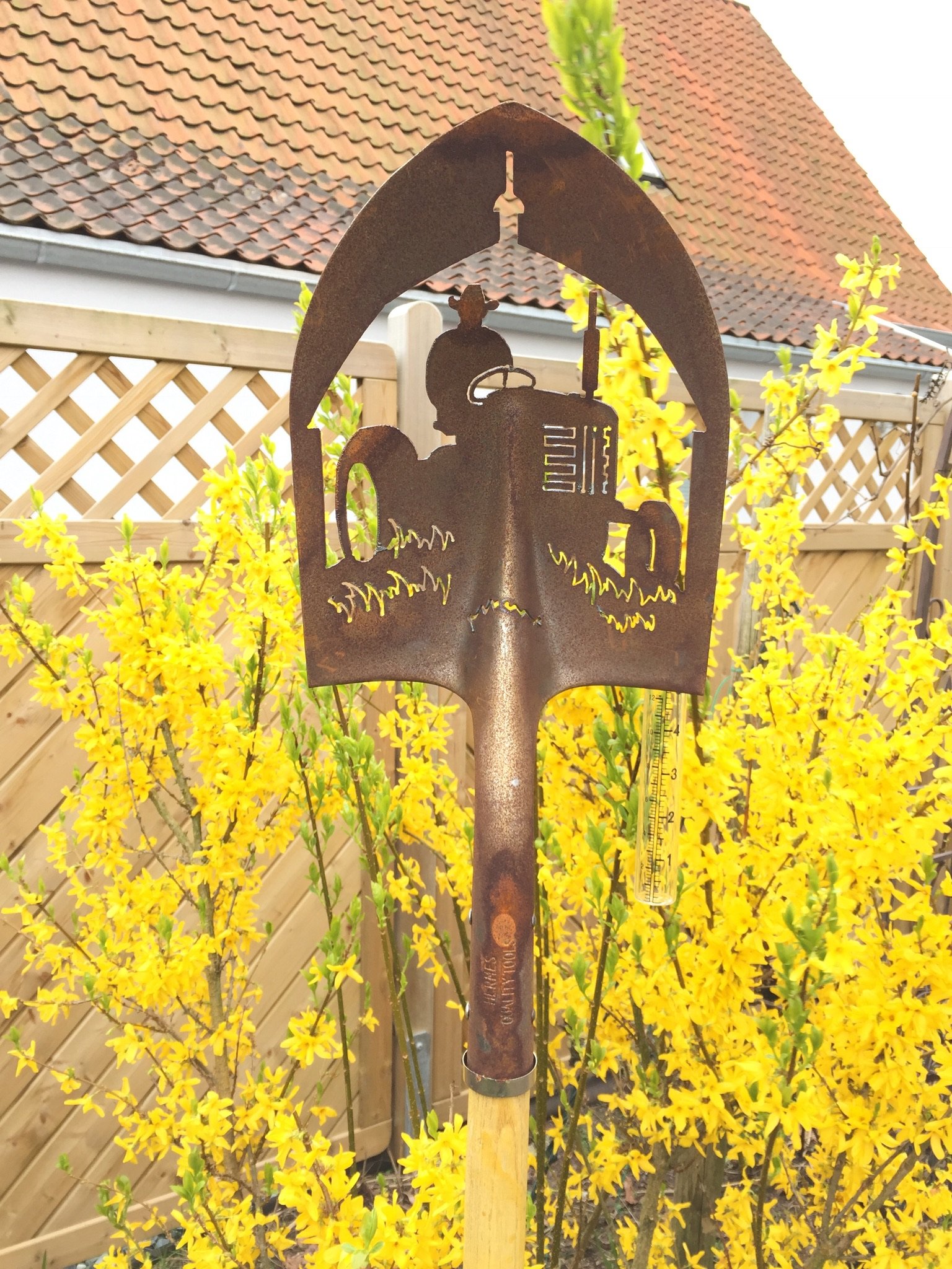 Crispe home & garden Edelrost Deko-Schaufel mit Regenmesser - Traktor - Gartendekoration für außen, Höhe: 180 cm