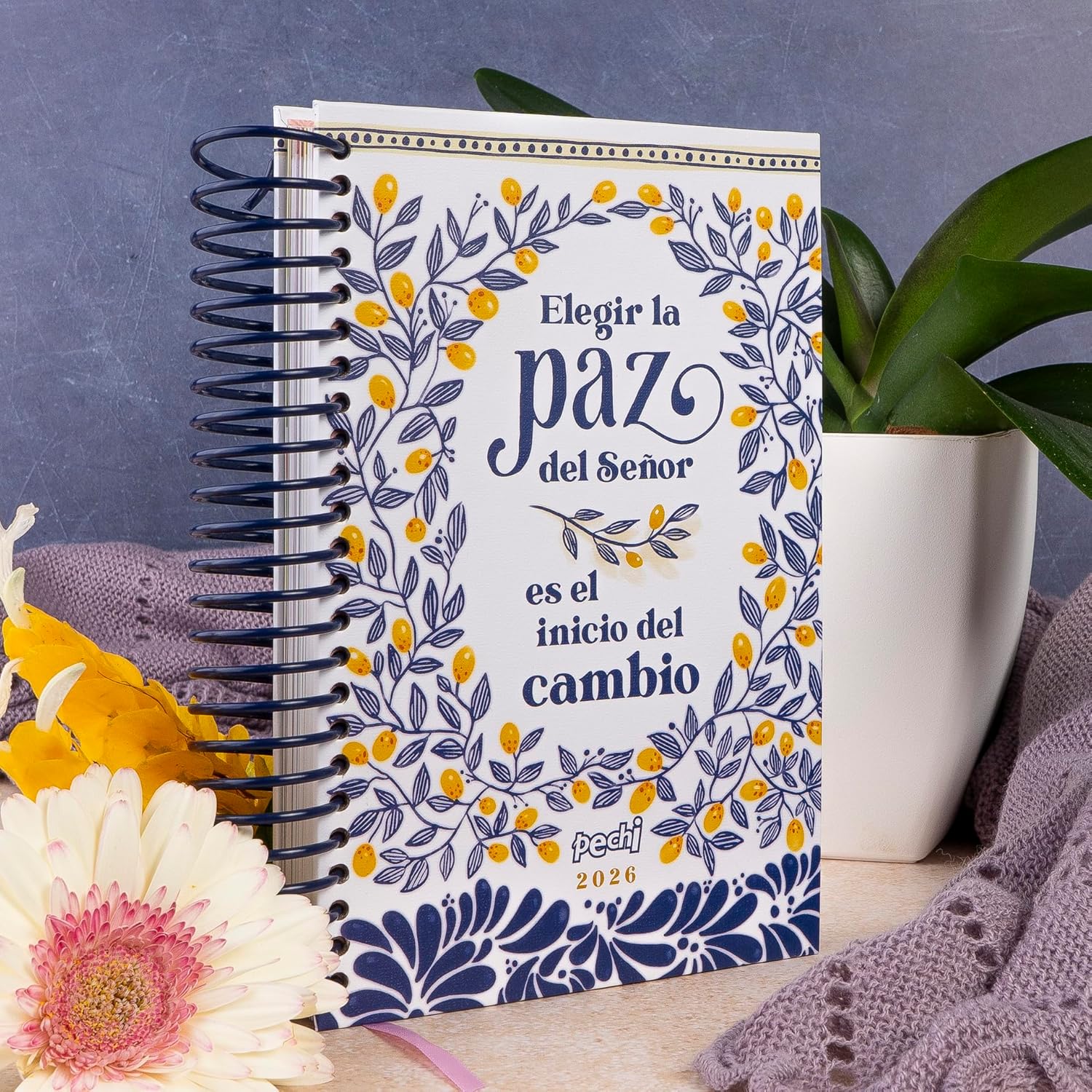 Pechi Agenda 2026. Paz del Señor. (Inspirational Christian Planner in Spanish). Tapa dura. Encuadernado espiral plástico. Devocionales, frases y versículos entre otras herramientas. Enero-Diciembre. 1 página por día.
