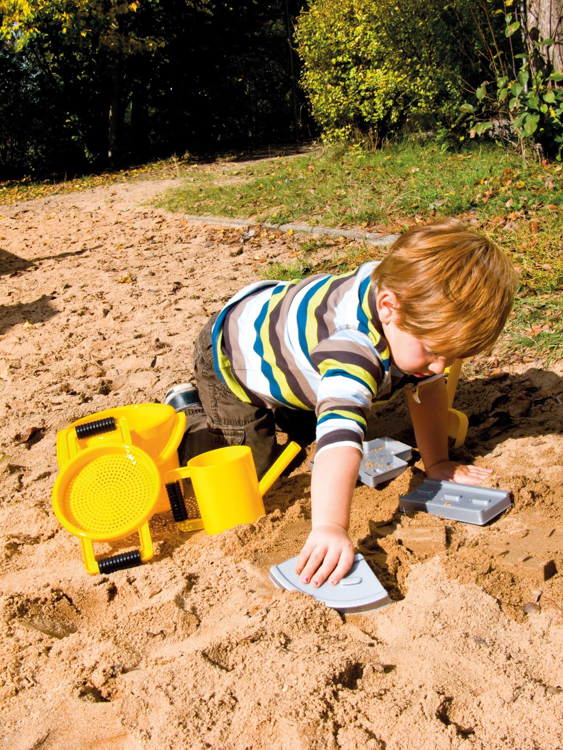 Lena 5440 Happy Sand zestaw do zabawy, 7-częściowy, zestaw zabawek piaskowych dla dzieci od 2 lat, zestaw do zabawy z wiaderkiem, sitkiem, 3 foremki do budowy ulicznej, duża szufla do piasku i dzbanek olejny, pomarańczowy, żółty i szary
