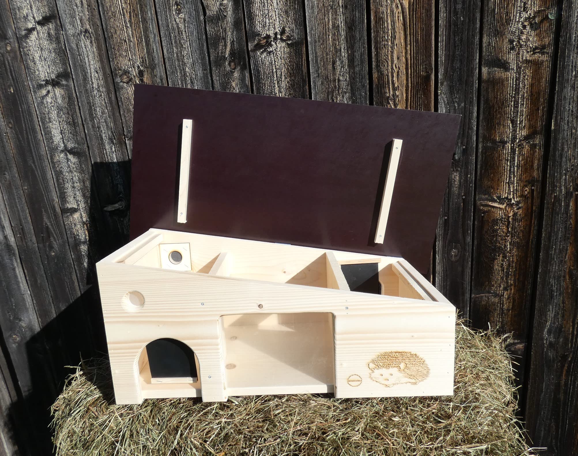 Luxus Igelfutterhaus mit Beobachtungsfenster 80cm x 40cm x 32cm Igelhotel 18mm Vollholz Witterungsbeständig Labyrintheingang easytouch-Rattenklappe und Boden, Herstellung in Niederbayern