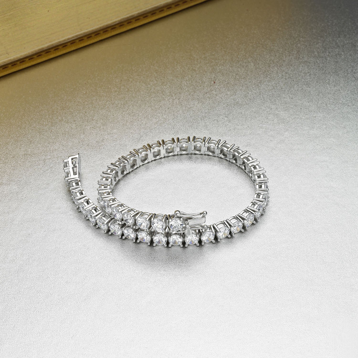 Diamond Treats 925 Sterling Silber Tennisarmbänder für Damen und Mädchen, Silber-Armband mit funkelnden 4 mm weißen Zirkonia Steinen, Sterling Silber Schmuck Geschenke für Frauen