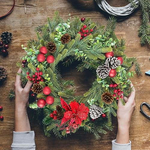 Miniatura 5 de Juego de 60 ramas artificiales de pino verde de Navidad, piñas artificiales de bayas rojas con acebo para decoración de casa del árbol de Navidad,
