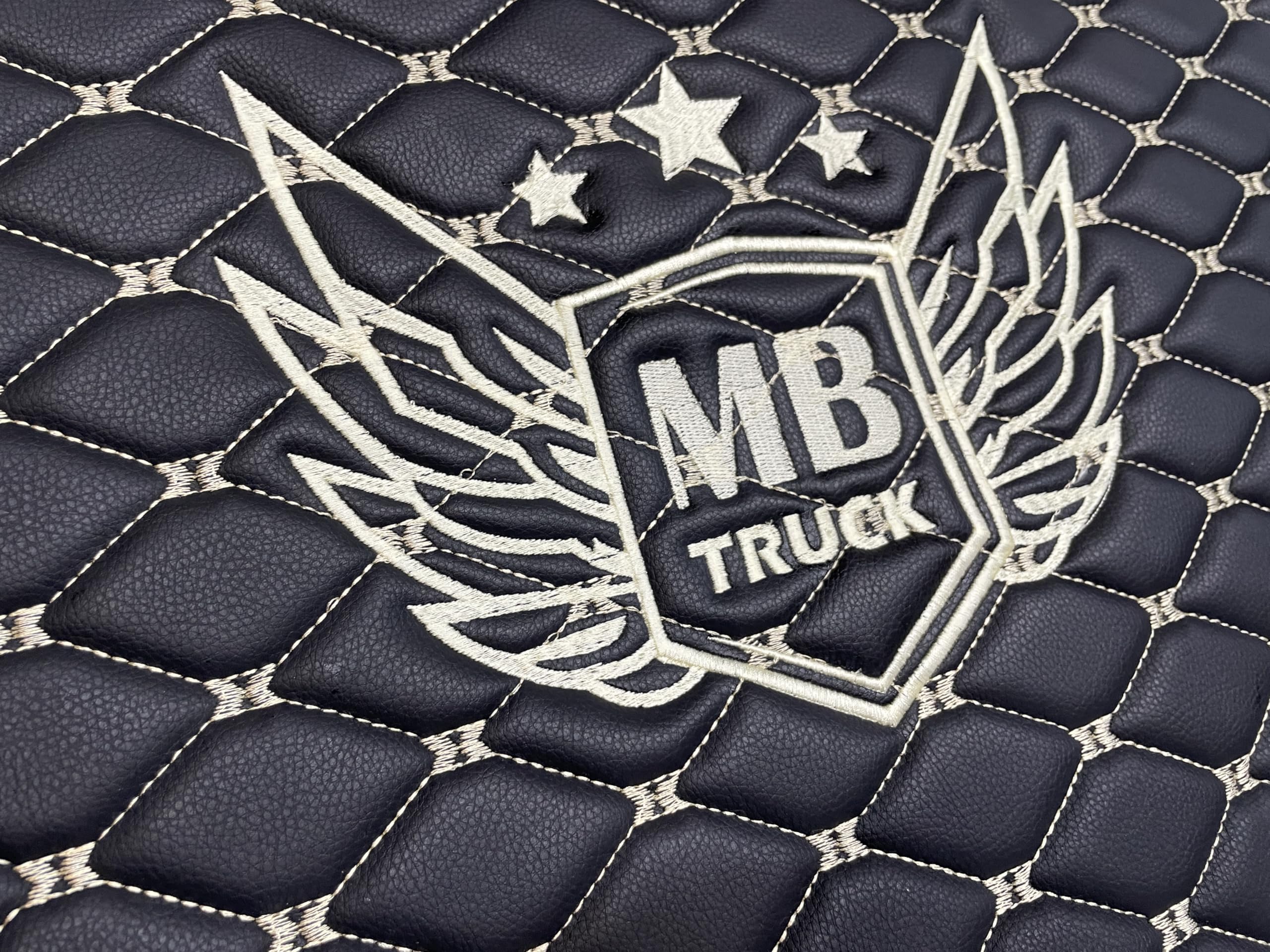 Dywanik samochodowy do kabiny kierowcy samochodu ciężarowego. Zestaw kompatybilny z Mercedes Actros MP4 MP5 MP6 (Czarny, beżowe nici, Fotel pasażera nieamortyzowany)