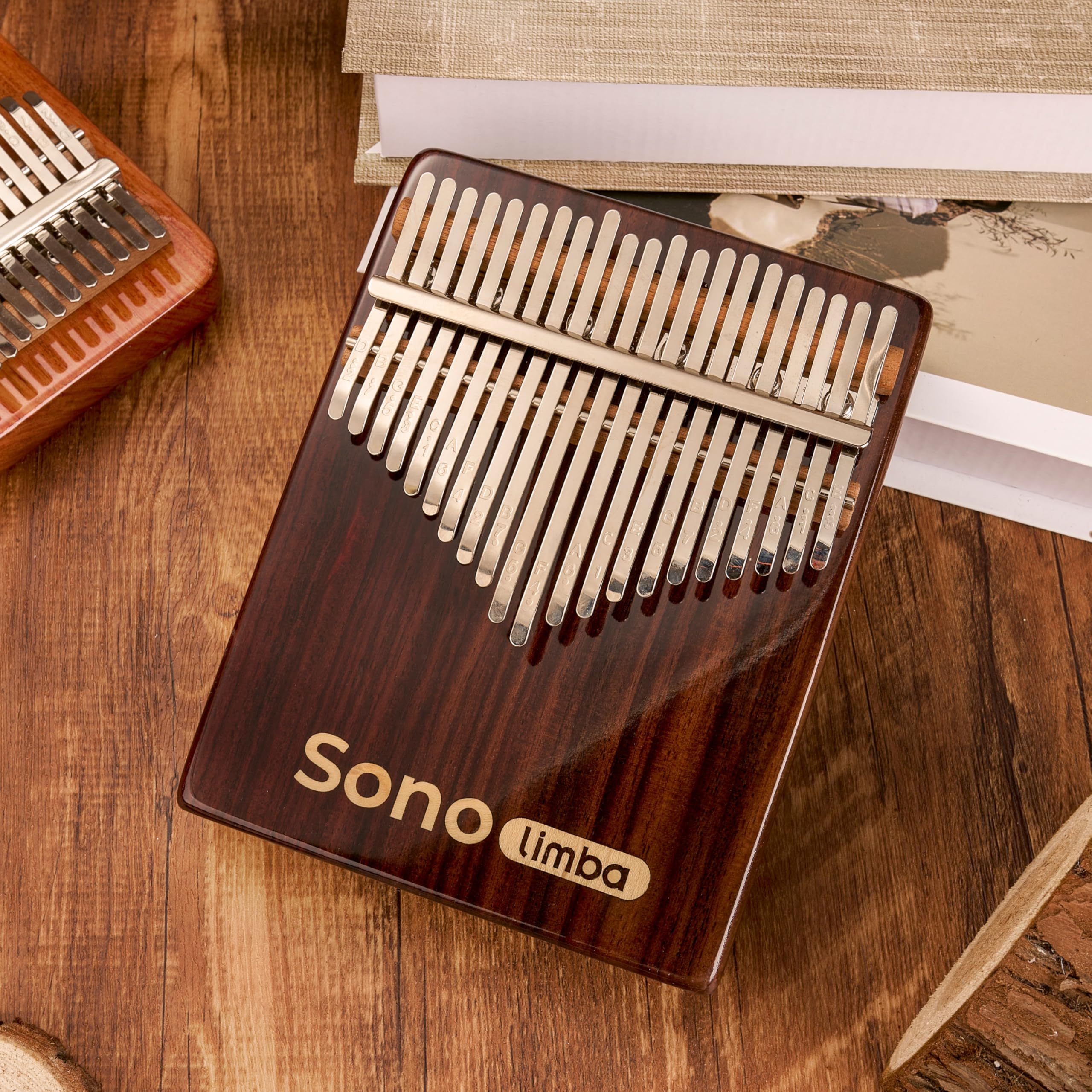 Kalimba "Sonolimba" mit 21 Schlüsseln in C - Dur aus Rosenholz - Daumenklavier inkl. Set mit Liederbuch, Schutztasche, Stimmhammer und weiteres. Kalimba Instrument für Kinder und Erwachsene.