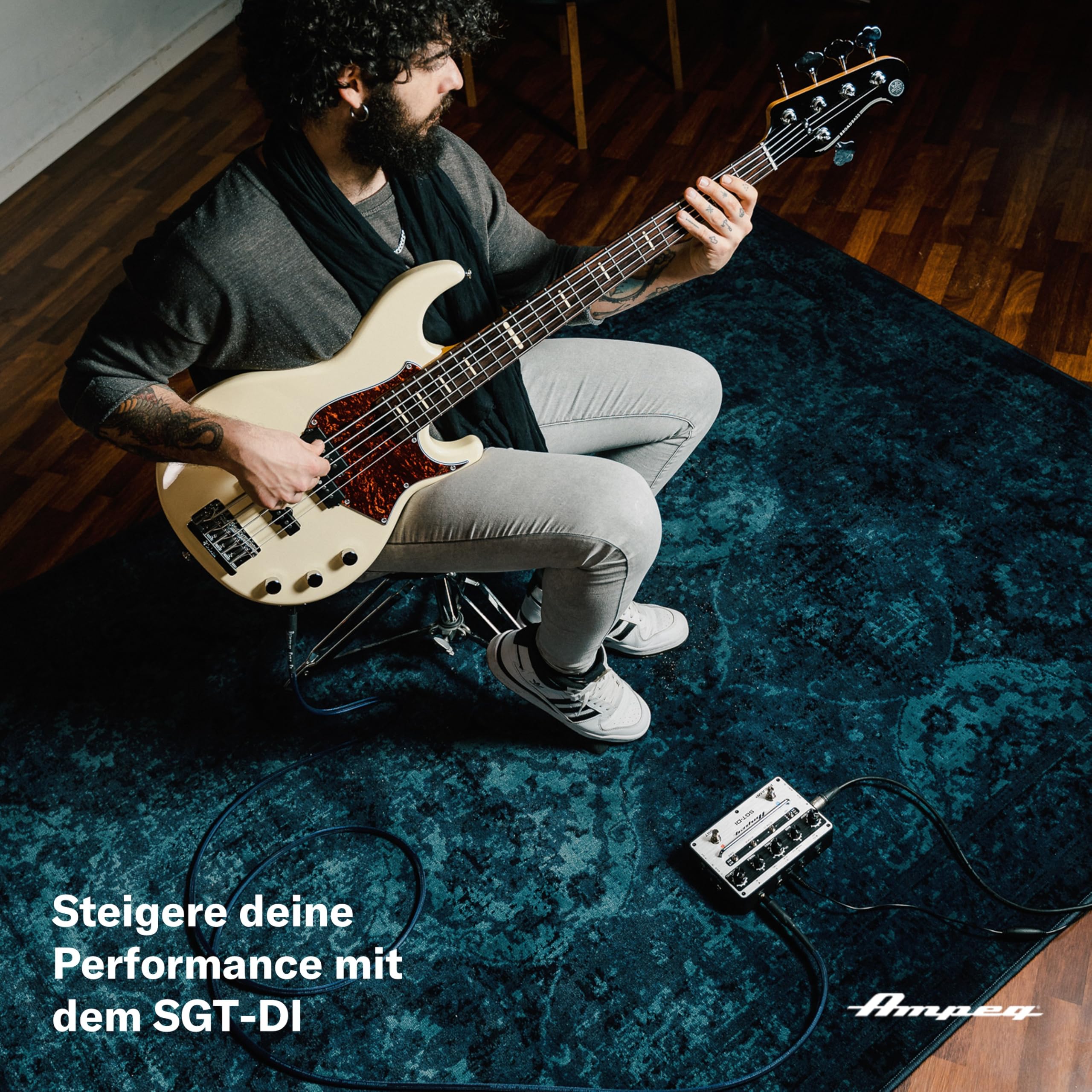 AMPEG SGT-DI Bass Preamp – Fußschaltbarer Ampeg-Preamplifier mit SVT/B15-Voicings, IR Loader, 3-Band-EQ mit durchstimmbaren Mitten, Kompressor und Ultra-Hi/Ultra-Lo-Schaltern – Silber Schwarz