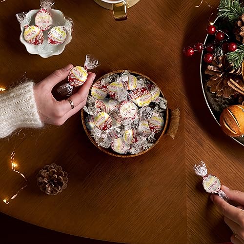 Vista 86 de Lindt LINDOR Trufas de caramelo de chocolate blanco, chocolate blanco con centro de trufa suave y derretida, bolsa de 5.1 onzas