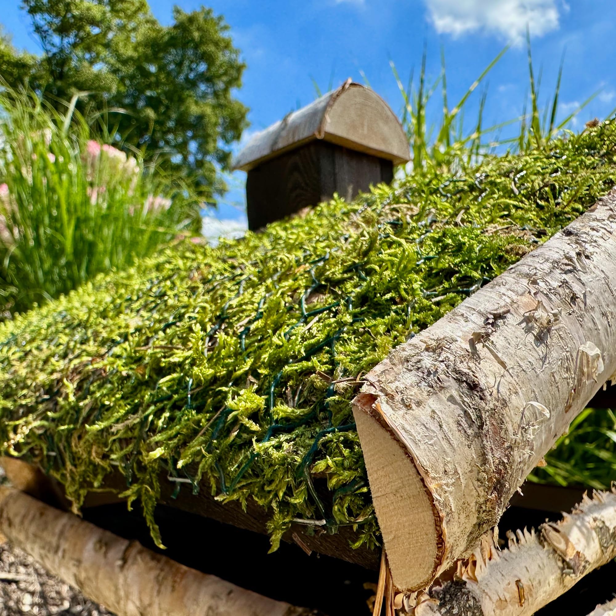 GARTENETAGE Vogelhaus Birke mit Moosdach/Vogelhaus mit Ständer wetterfest und stabil/Vogelfutterhaus mit Ständer/Robustes Vogelhäuschen für Ihren Garten