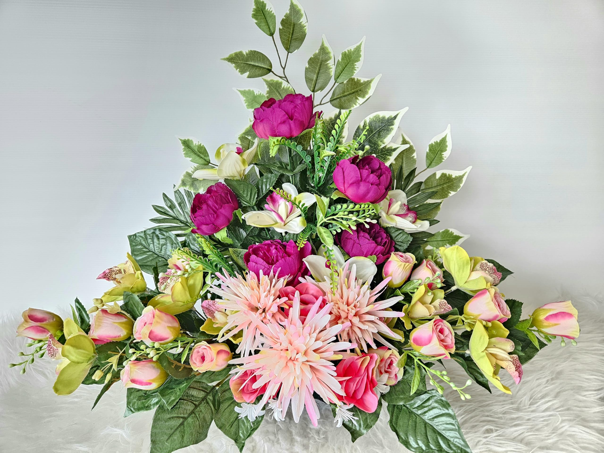 Composition de Fleurs Artificielles Lesté Ciment, pour Une Parfaite Tenue à L' extérieur. Réalisé par nos Soins, Fleurs de Qualité.