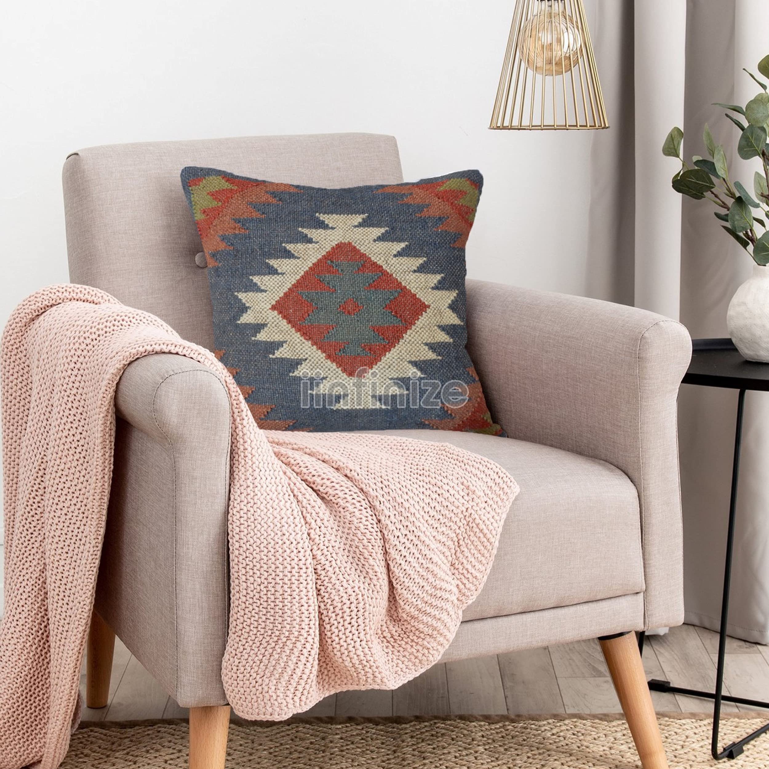 Coussin Kilim carré en laine et jute naturelle pour une déco de salon bohème chic