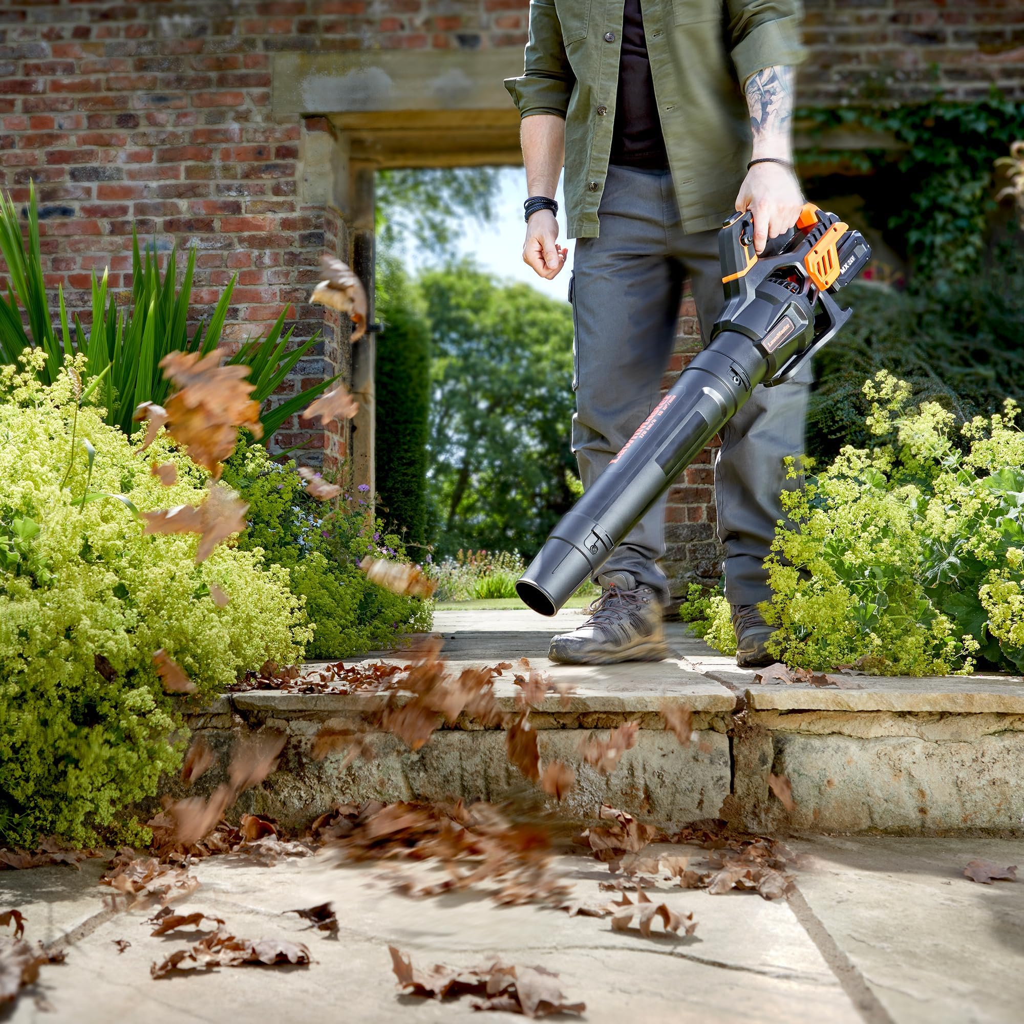 LawnMaster Soplador Hojas a batería 24V MX con Modo Turbo | Inalámbrico, batería 4Ah con cargador, flujo de aire potente, control crucero y tubo soplador desmontable, garantía 2 años