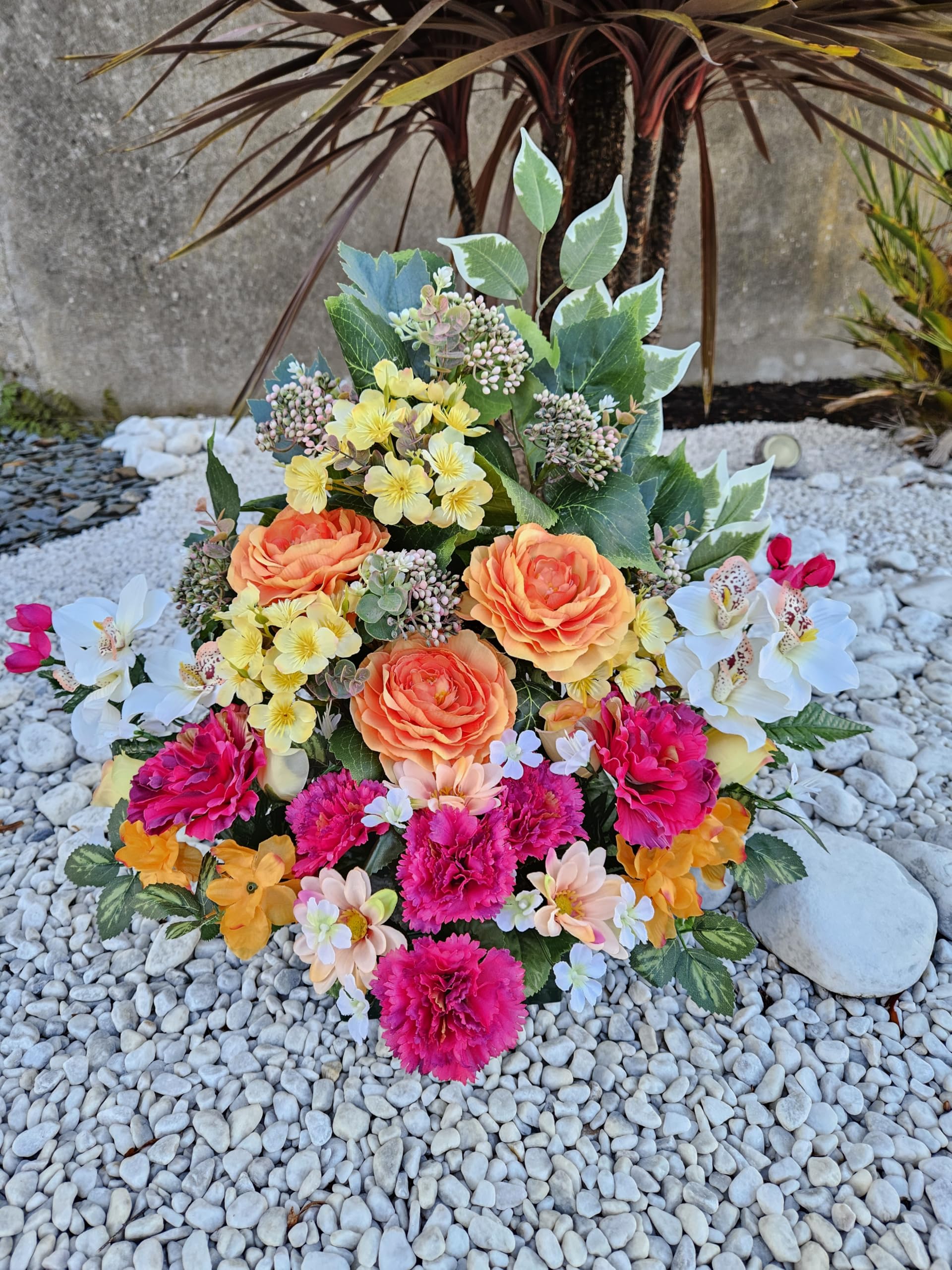 Composition de Fleurs Artificielles, Lesté Ciment pour Une Parfaite Tenue à L' Extérieur. Réalisé par nos Soins.