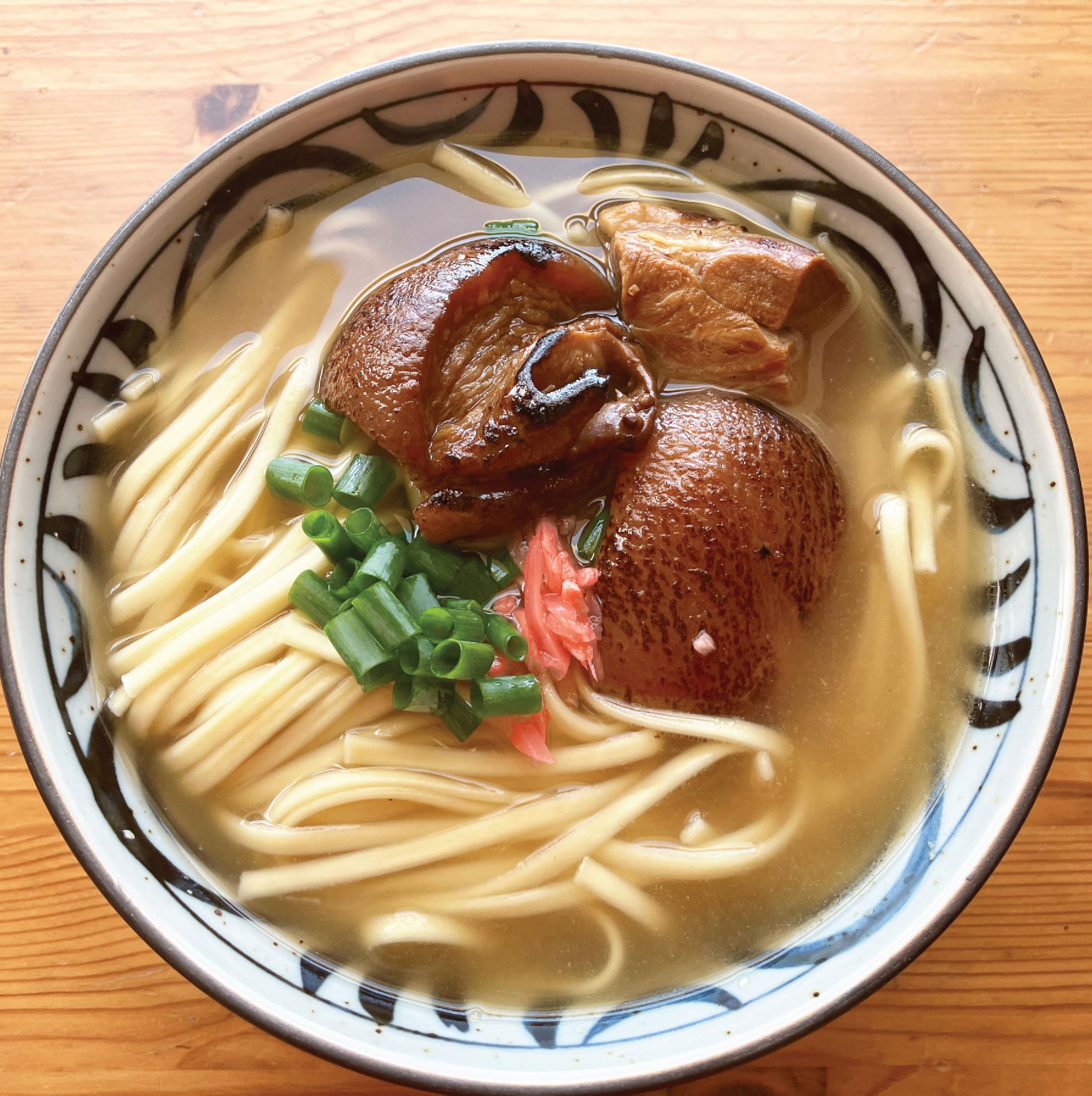 コザまーけっと 炙り骨なしてびち 沖縄そばセット 【乾麺】 かつお豚骨のそばダシと炙り具材 紅しょうが こーれーぐーす付き 沖縄のソウルフードがお家で簡単に食べられる