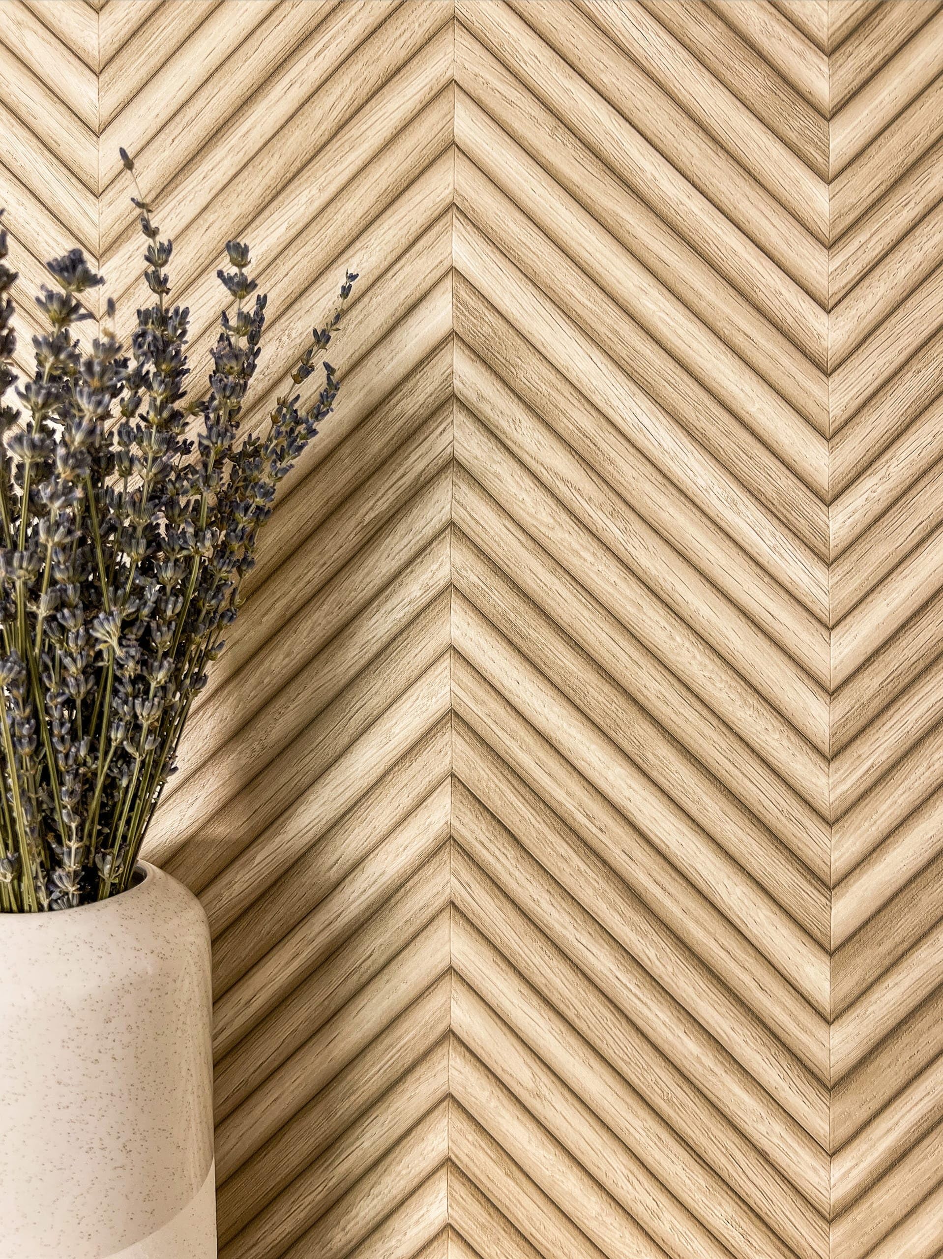 Papel pintado beige efecto madera TNT para salon moderno Newroom de lamas en espiga