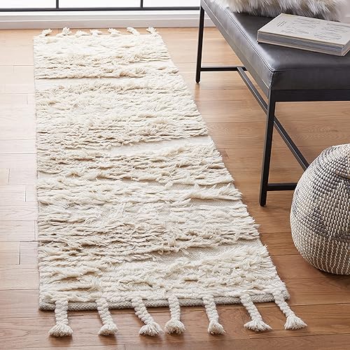 SAFAVIEH Kenya Collection - Alfombra de pasillo de 2 pies 3 pulgadas x 8 pies, color marfil y beige, hecha a mano, lana tribal marroquí con borlas,