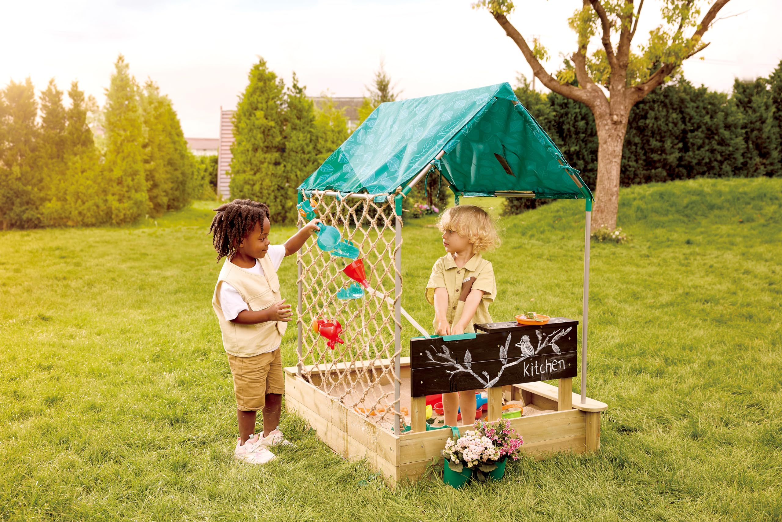 Hape Outdoor Sandkasten mit Dach, Netz & Spielzubehör – All-in-One Sandkasten-Set, Outdoor Spielzeug