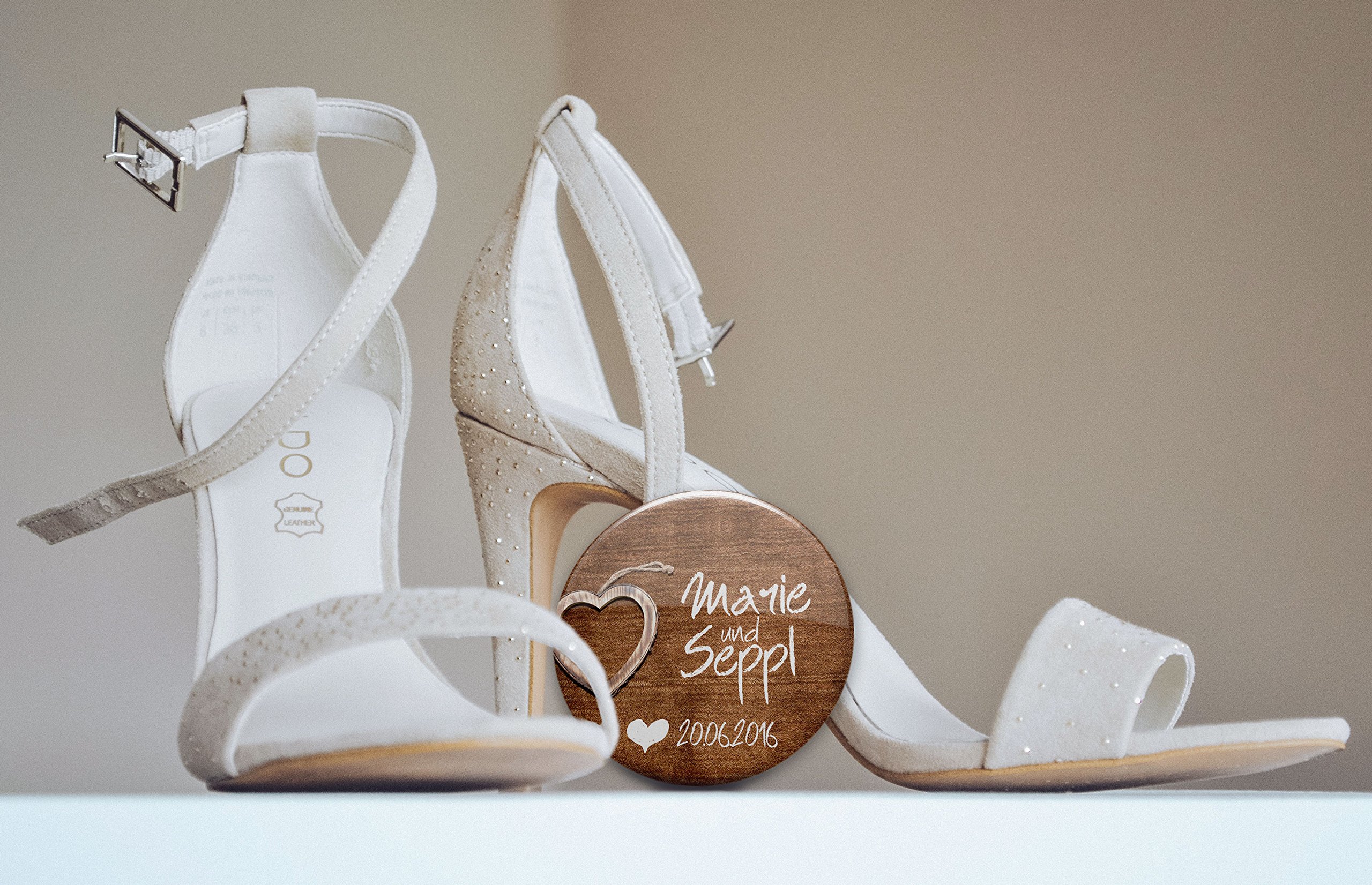 stylebutton - personalisierte Hochzeits-Anstecker: Gäste-Buttons "woodenHeart" als Gastgeschenk und zur Erinnerung für Braut, Bräutigam, Verwandte und Freunde und JGA