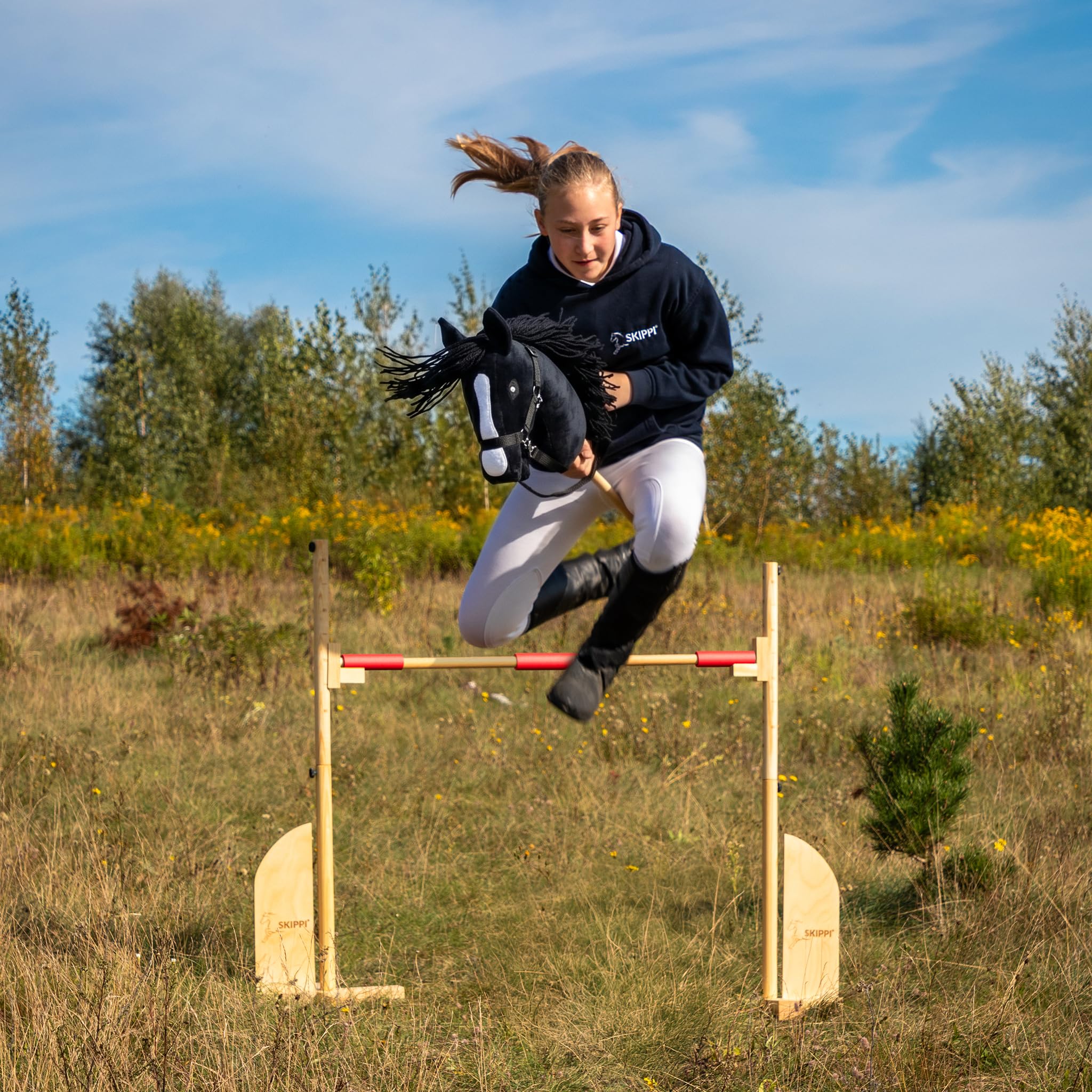SKIPPI Hobby Horse Schwarz, A3 Steckenpferd mit Halfter und Zügeln im Set | Schwarzes Stockpferd mit Blesse und anklettbaren weißen Mähnensträhnen, Personalisierte Mähne, Hobby Horsing Pferd