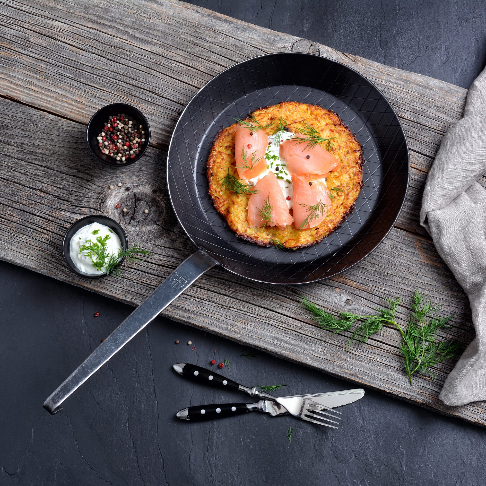 GRÄWE Patelnie żelazne zestaw startowy Ø 28 cm, w zestawie łopatka do patelni, osłona patelni i olej do pieczenia i pielęgnacji