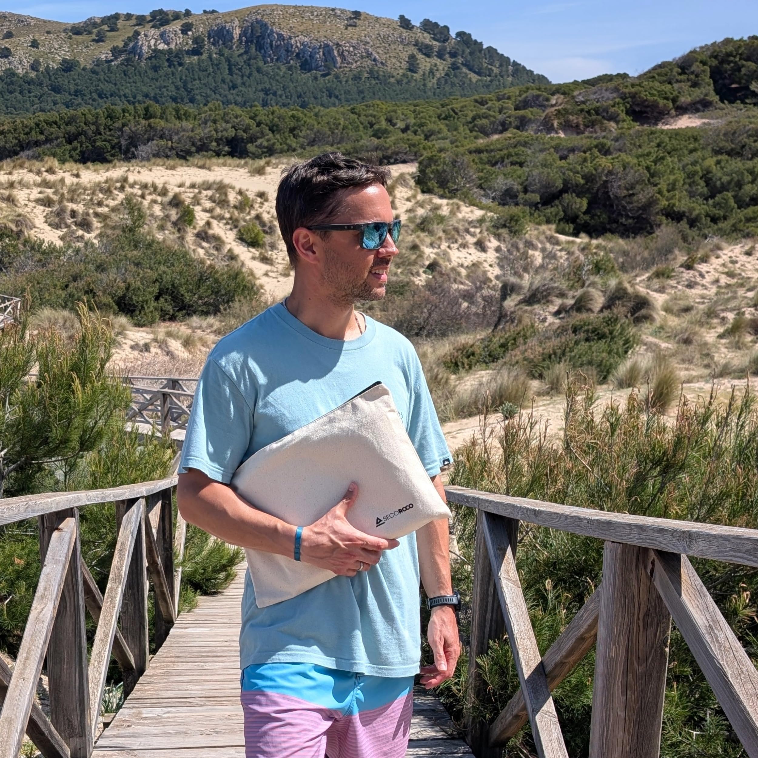 Reise Yogamatte “Coral Red“ Naturkautschuk - vegan & rutschfest - Ökologisch & nachhaltige Reisematte - Mattenstärke 1mm - Leicht faltbar, ideal auf Reisen - Inklusive Tragetasche