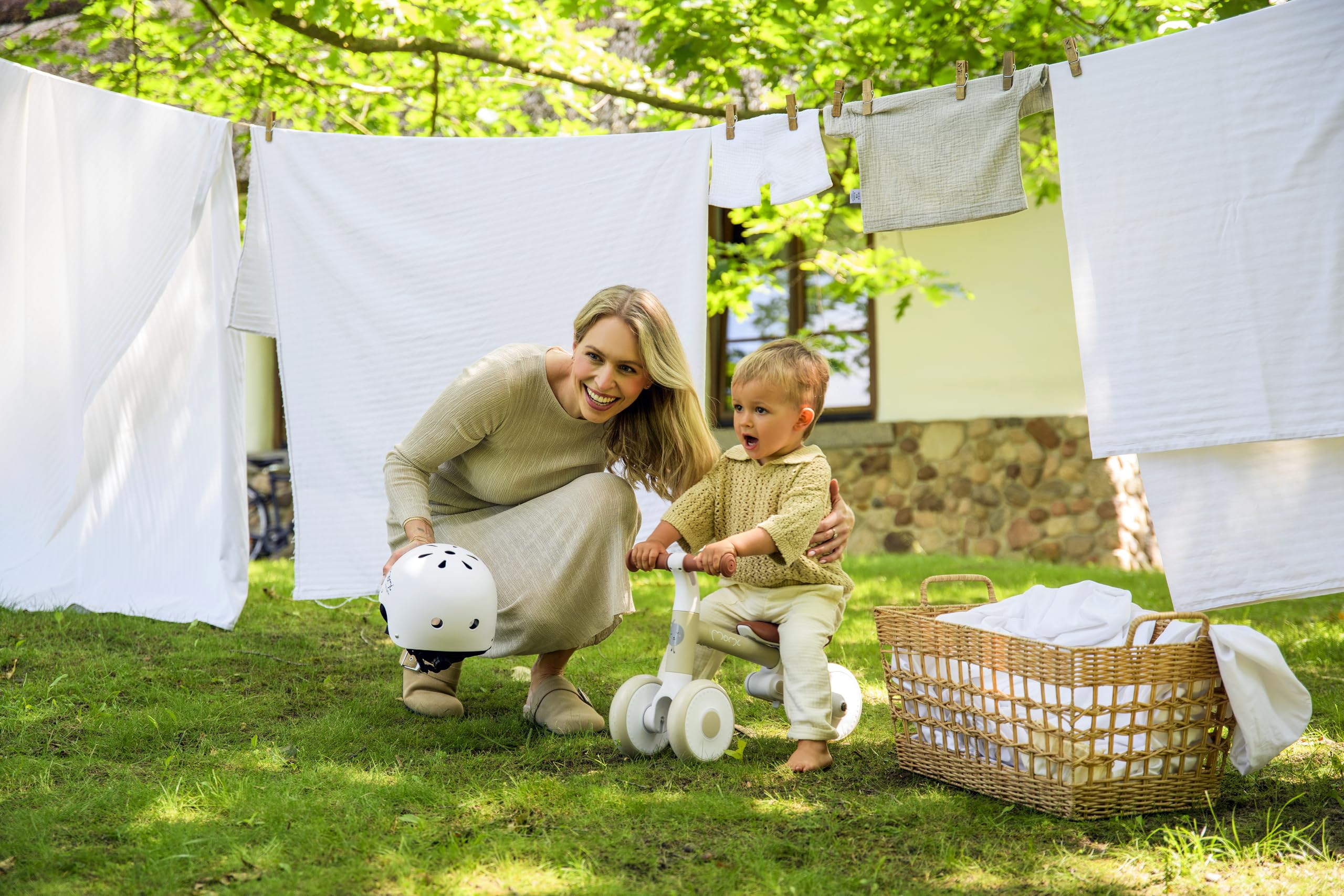 Momi Bicicleta sin Pedales Dex para niñas y niños de 1 a 3 años, Cuadro Plegable, sillín Regulable en Altura, Ruedas de plástico Resistentes a pinchazos, Peso Solo 2 kg