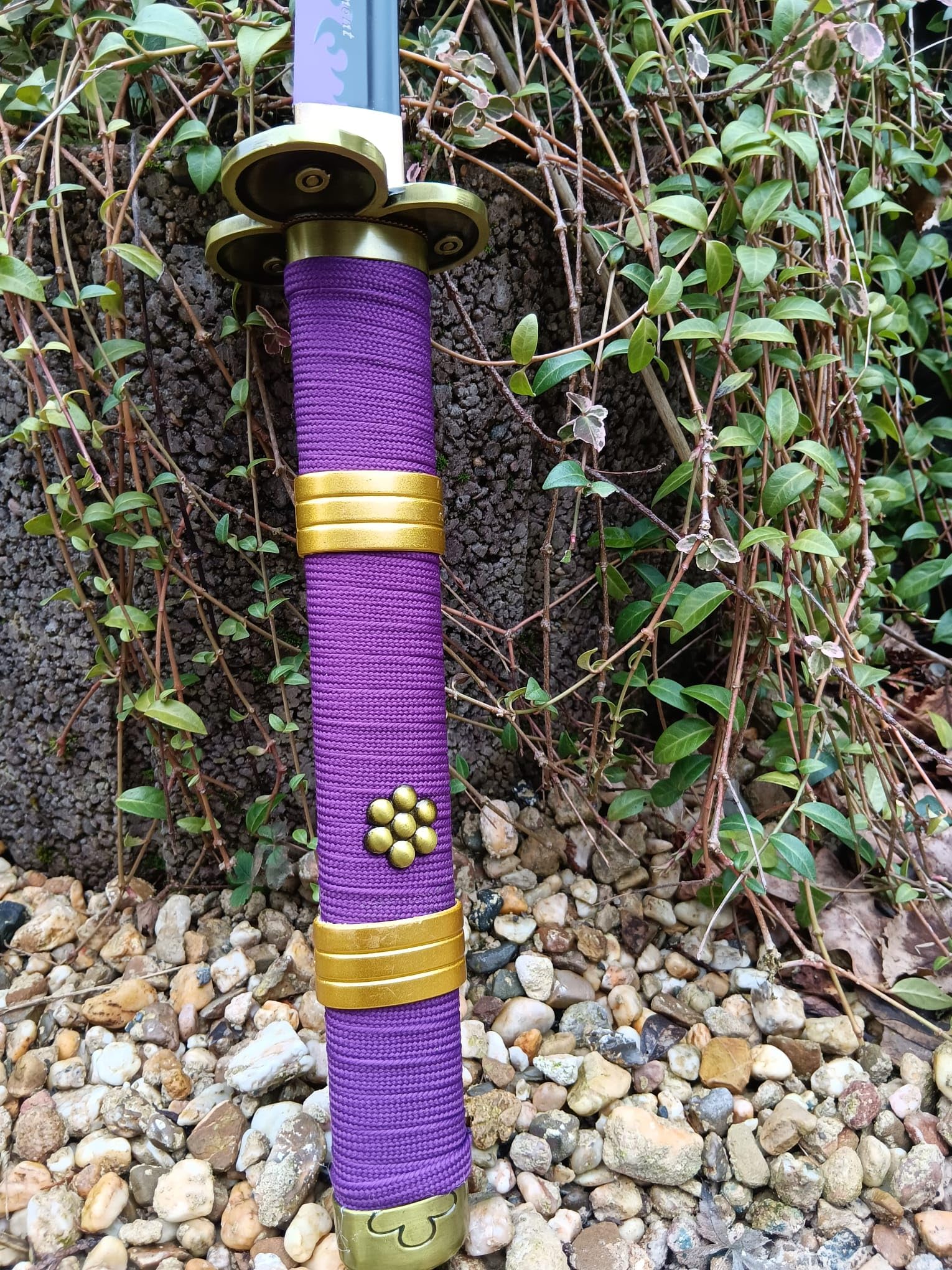 One Piece Katana Schwert Enma Zoro 106,5cm lang 70cm Klinge mit Schwertständer inkl. Präsentationsbox für Cosplay Manga Anime Japan Kampfkunst Fans Sammler Gamer