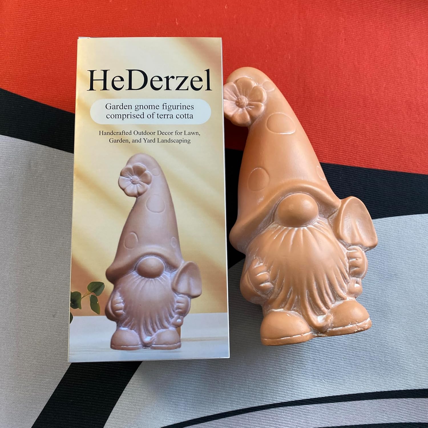 Garden gnome Figurines comprised of Terra Cotta，Decorations for Gardens, Kitchens, Living Rooms and bedrooms