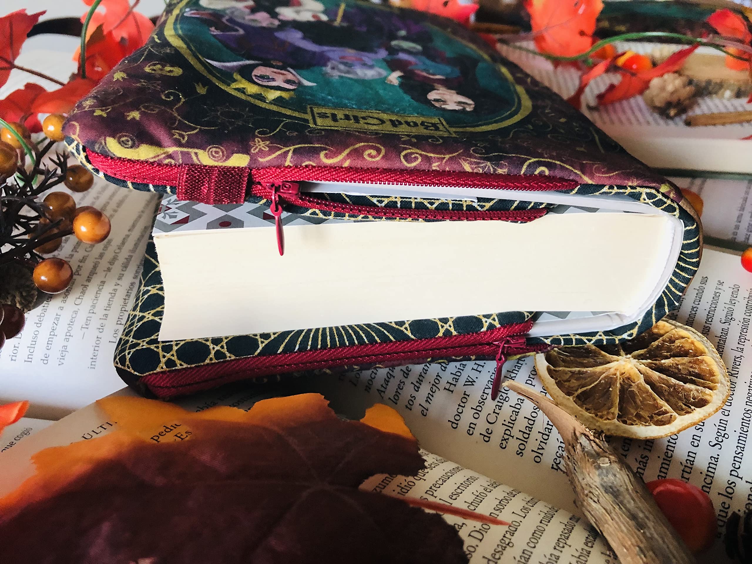 Funda artesanal mediana de solapa para libros de VILLANAS CLÁSICAS + marcapáginas de regalo, funda de algodón ecológico, acolchada, libros. Regalo ideal para adolescentes