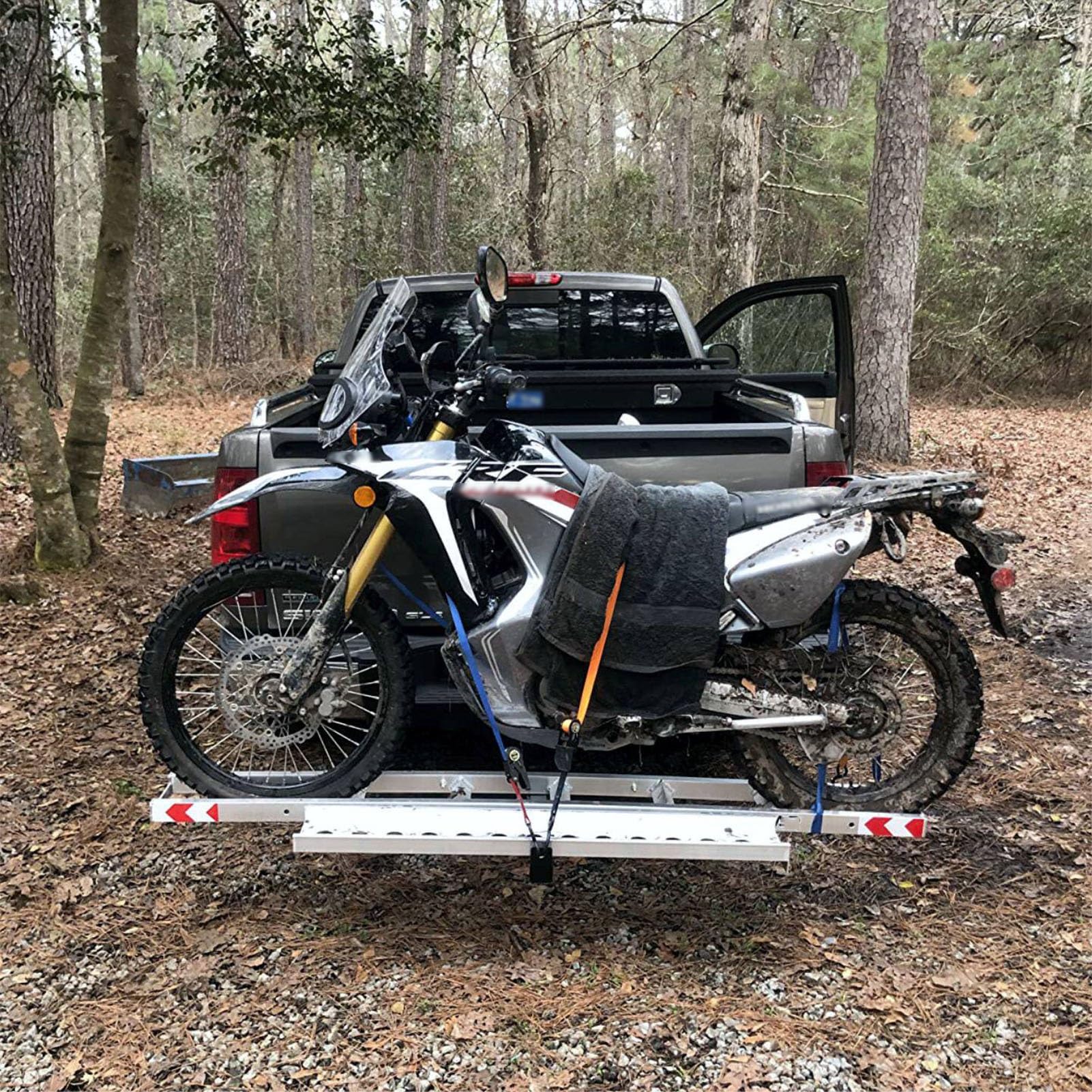 500-Pfund-Motorradträger mit Rampe, Leichter Aluminium-Dirtbike-Anhänger mit Ratschengurten und Stabilisator, Anhängerkupplungs-Rollerträger für SUVs und Pickups inklusive