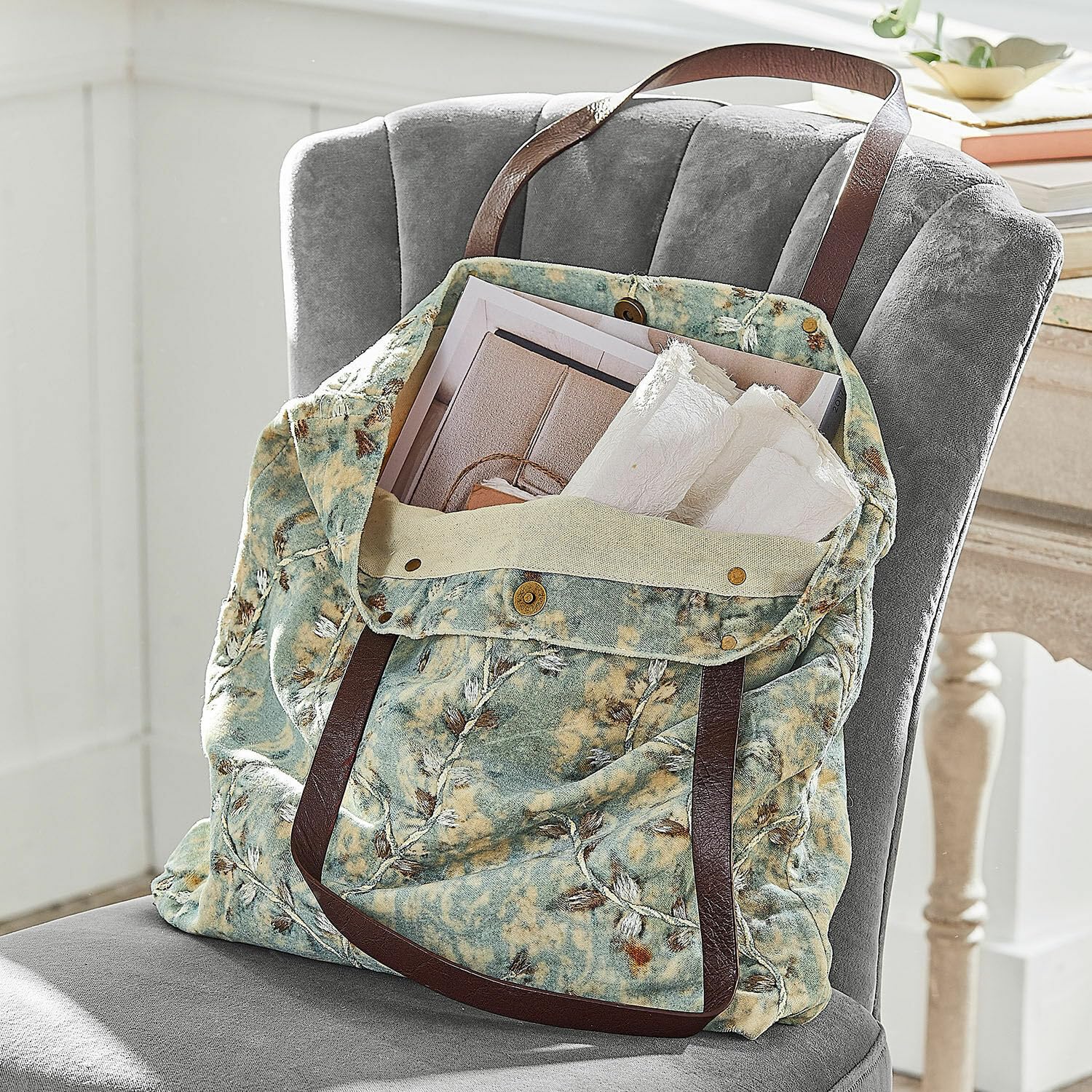 Loberon Tasche LaRoux - blau | Handbestickt, Echtleder-Henkel, mit Innentasche, Accessoire, Henkeltasche, Baumwollsamt, Büffelleder