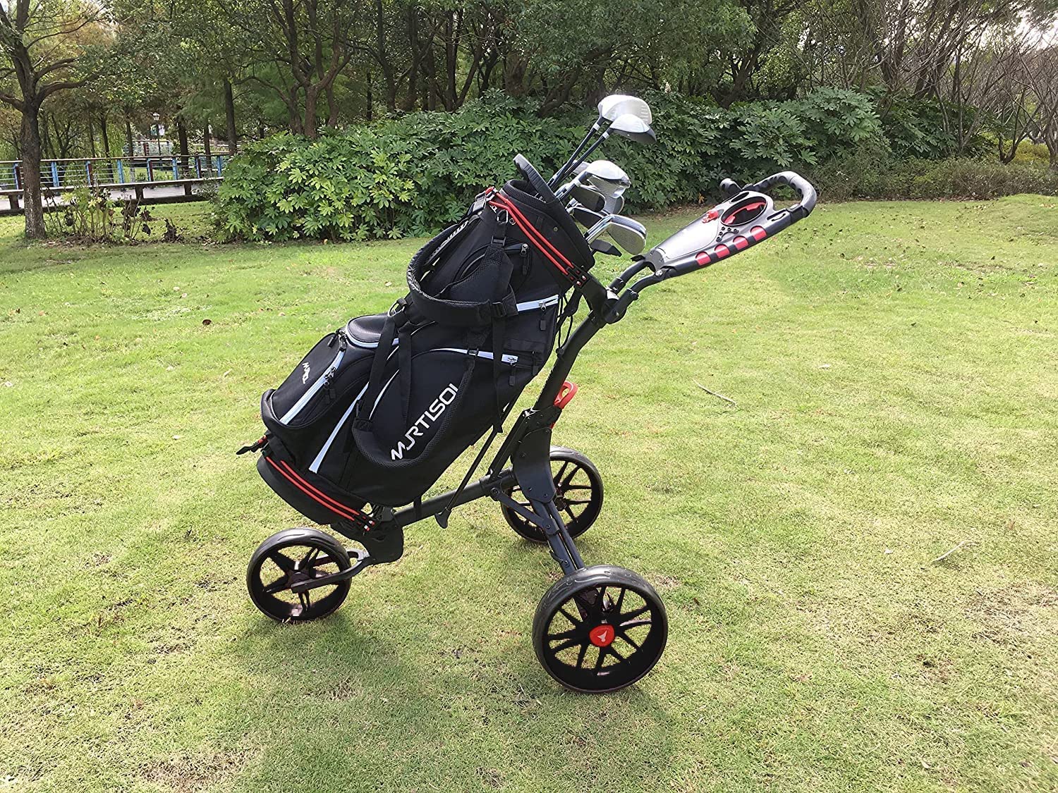Newfly Chariot de golf à 3 roues ultra léger, pliable, avec frein à pied, facile à ouvrir et à fermer, avec porte-parapluie et sac de rangement