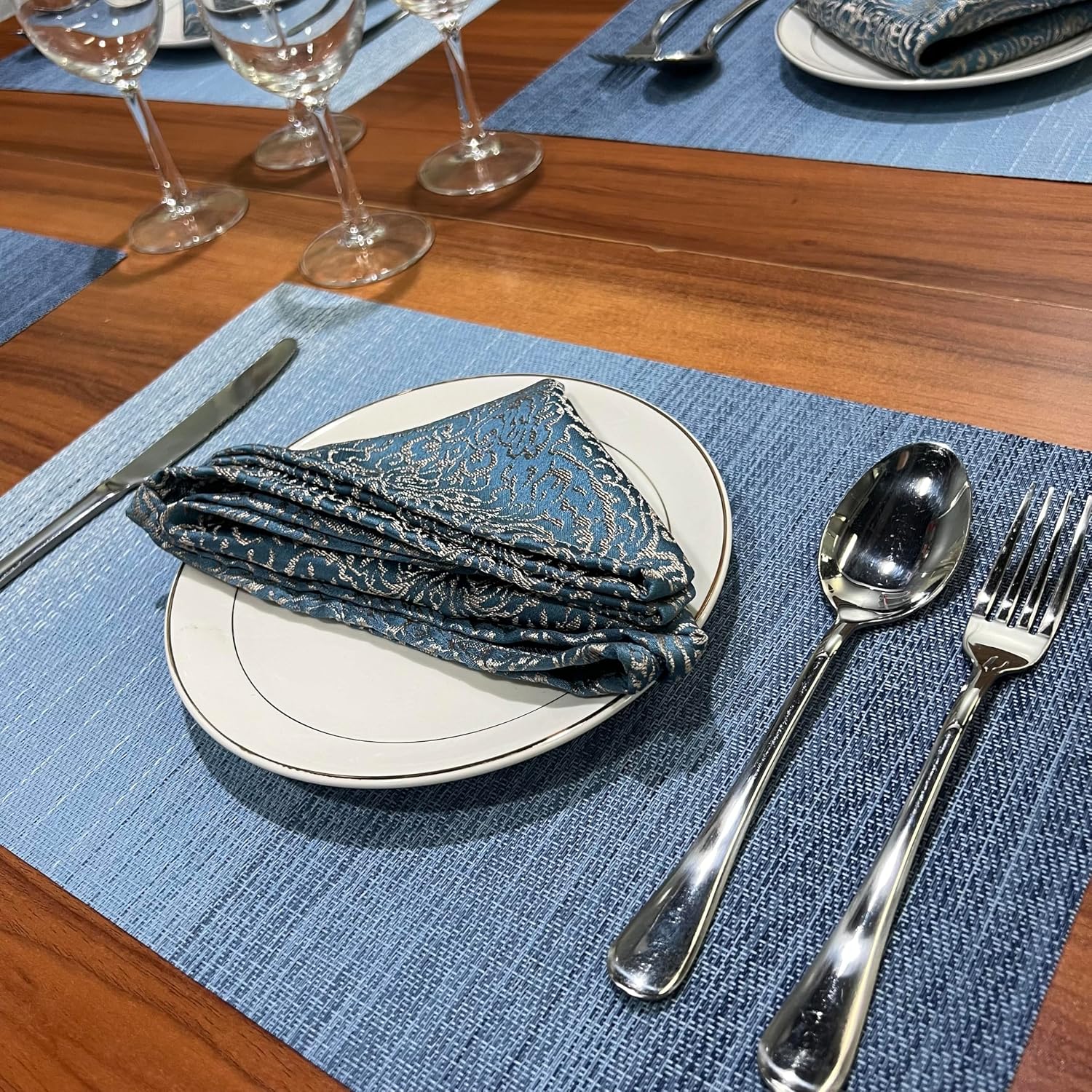 WAZAIGUR Placemats Set of 4, Easy to Clean Table Placemats, Light Blue