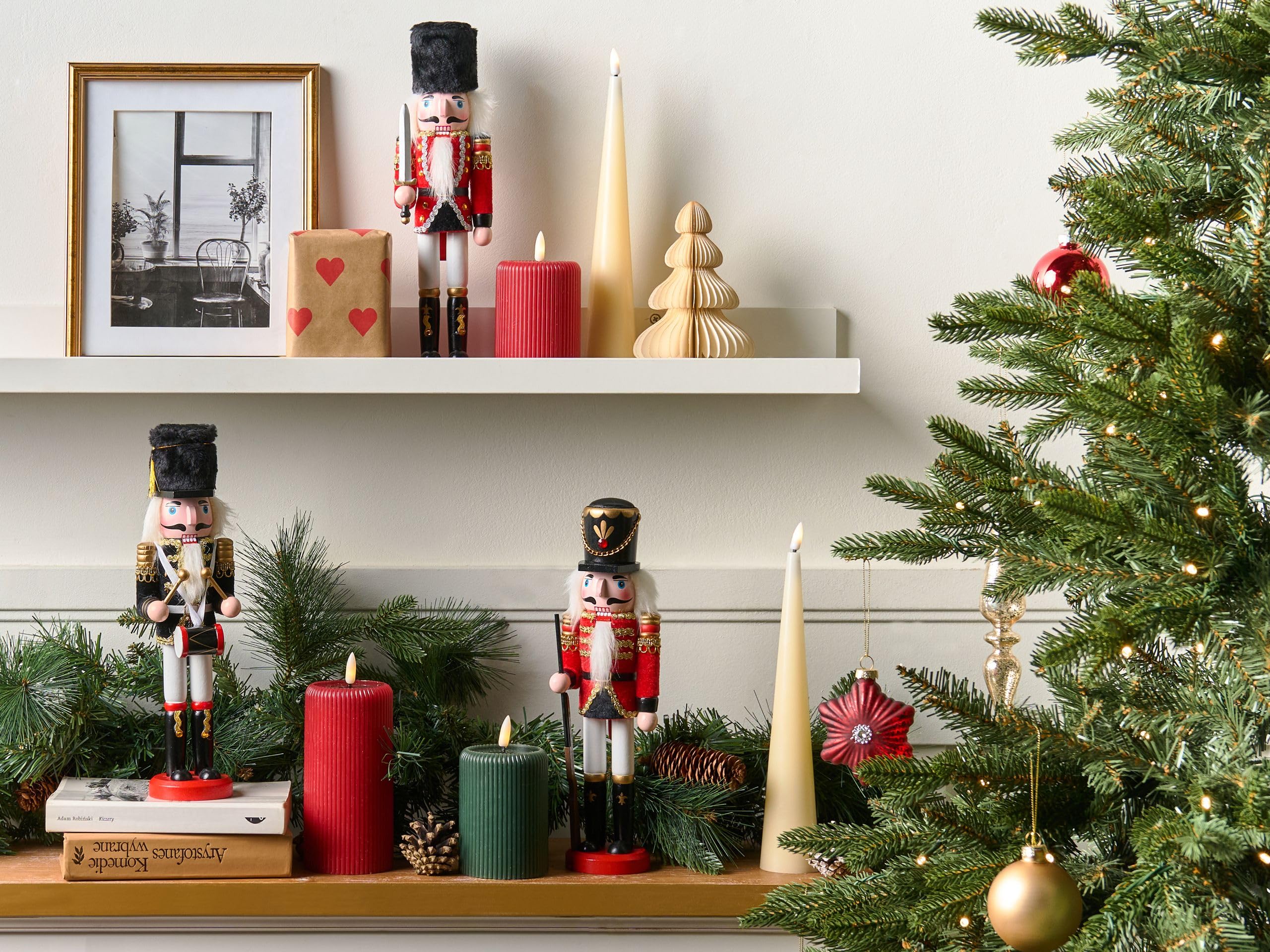 Beliani Lot de 3 Figurines en Forme de Casse-Noisette en Bois de Pin Accessoire Décoration de Noël Fait Main Rouge Lagan