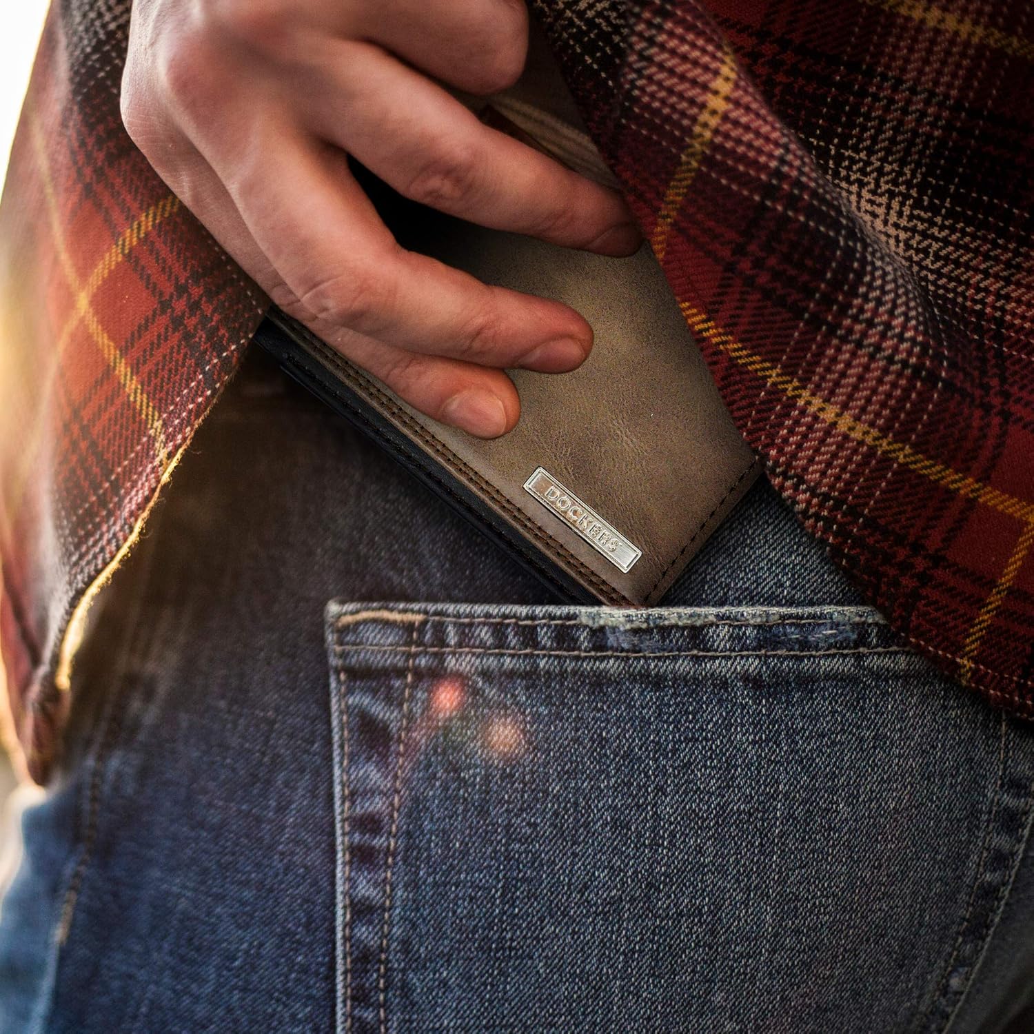 Dockers Men's Extra Capacity Leather Bifold Wallet - Image 7