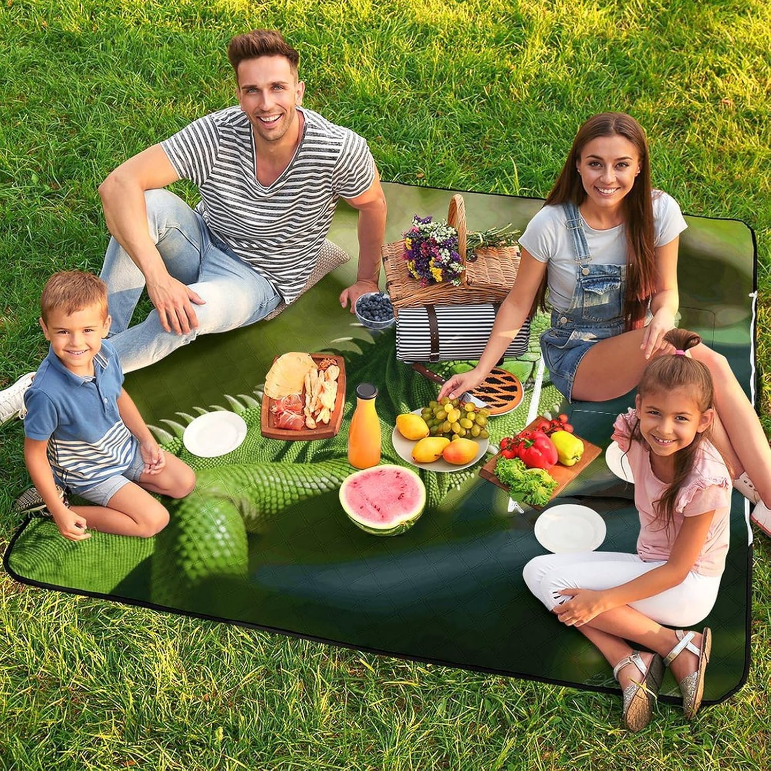 Green Lizard Picnic Blanket with Zipper Water Resistant Sand Free Picnic Mat Washable Foldable Easy Carry Beach Blanket for Lawn Beach Hiking Camping