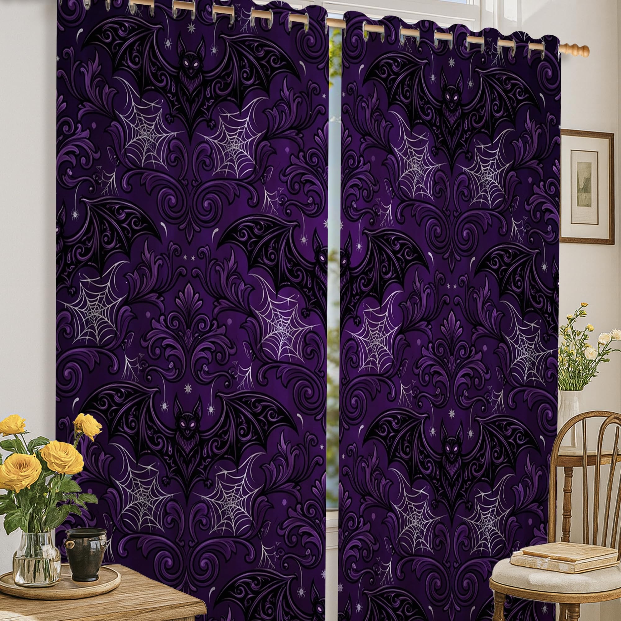 Rideaux occultants gothiques pour créer une ambiance feutrée de salon en violet