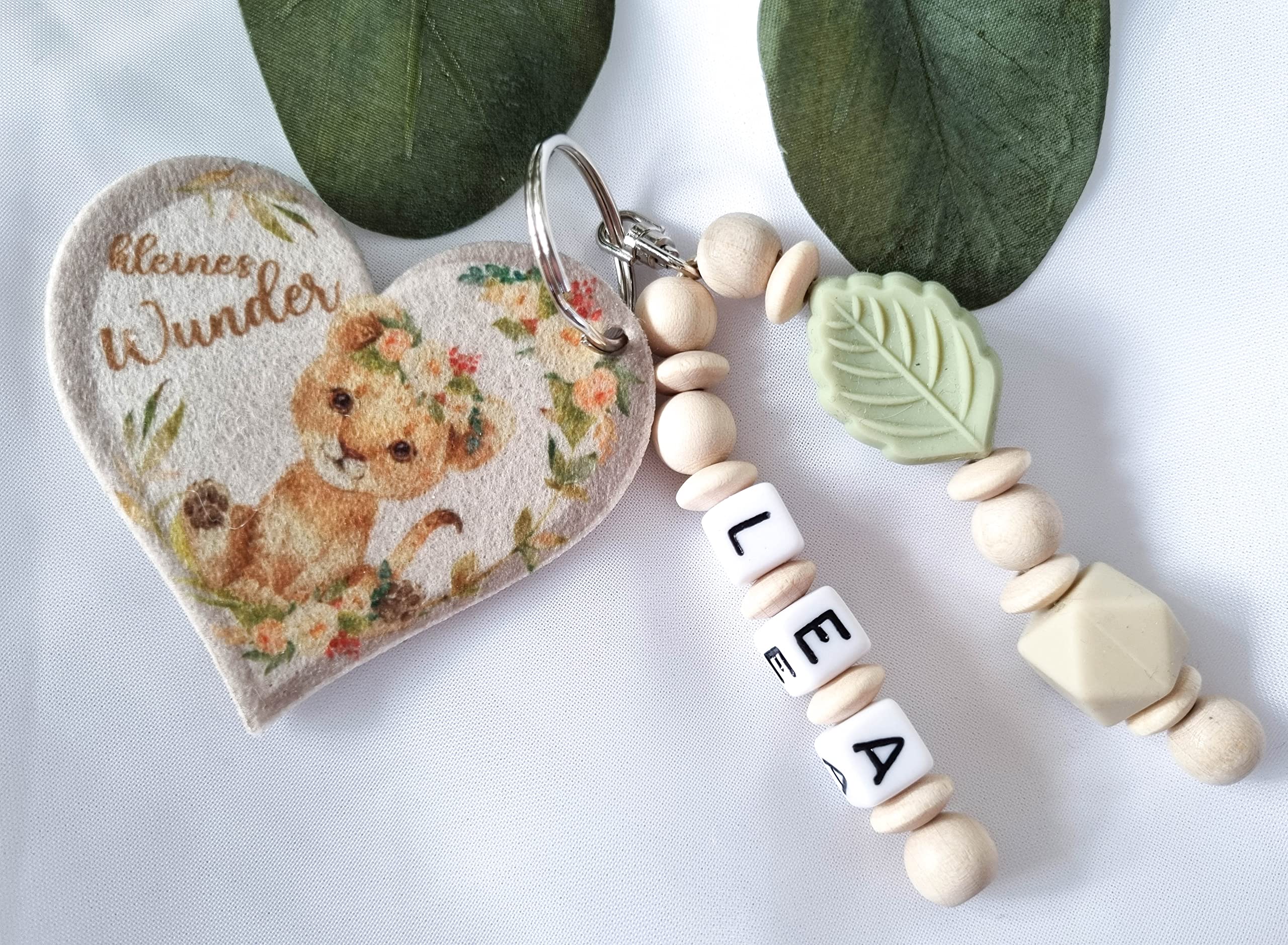 Windeltorte mit Name - Kuschelkissen Löwe Mädchen I Schnullerkette & Greifling - Geschenk, Babyparty, Geburt oder Taufe + auf Wunsch, gratis Grußkärtchen