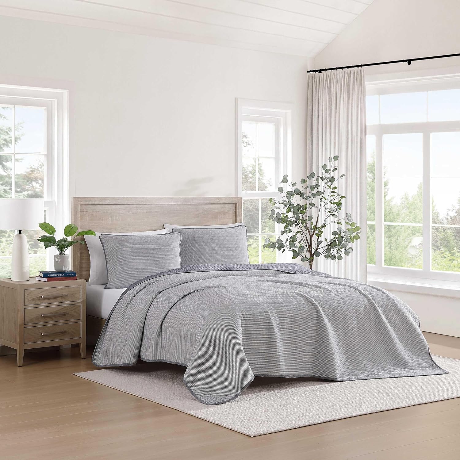 Tommy Hilfiger - Twin Quilt Set, Luxurious Bedding with Matching Shams, European Closure for Reversibility, Soft & Breathable Bed Set (Ithaca Stripe Navy, Twin)