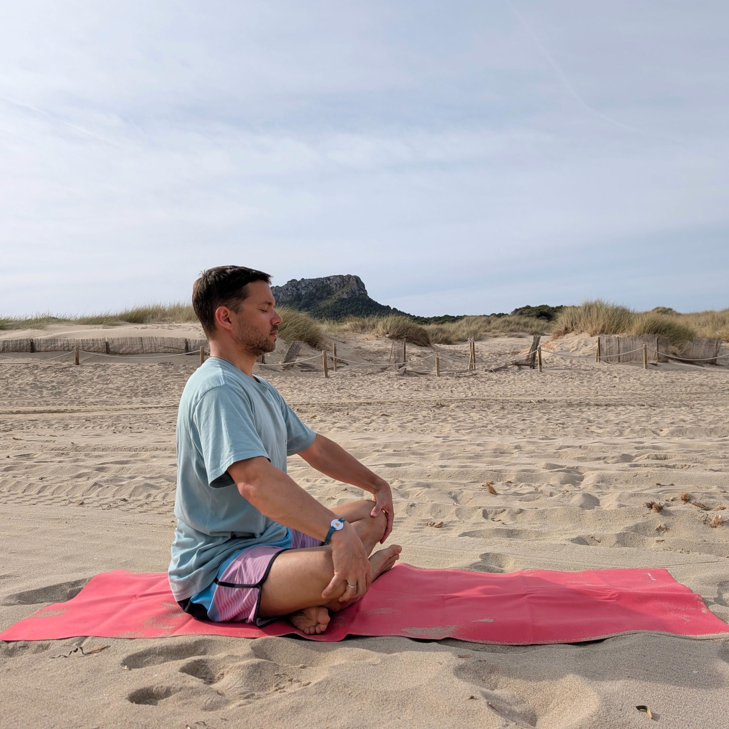 Reise Yogamatte “Coral Red“ Naturkautschuk - vegan & rutschfest - Ökologisch & nachhaltige Reisematte - Mattenstärke 1mm - Leicht faltbar, ideal auf Reisen - Inklusive Tragetasche
