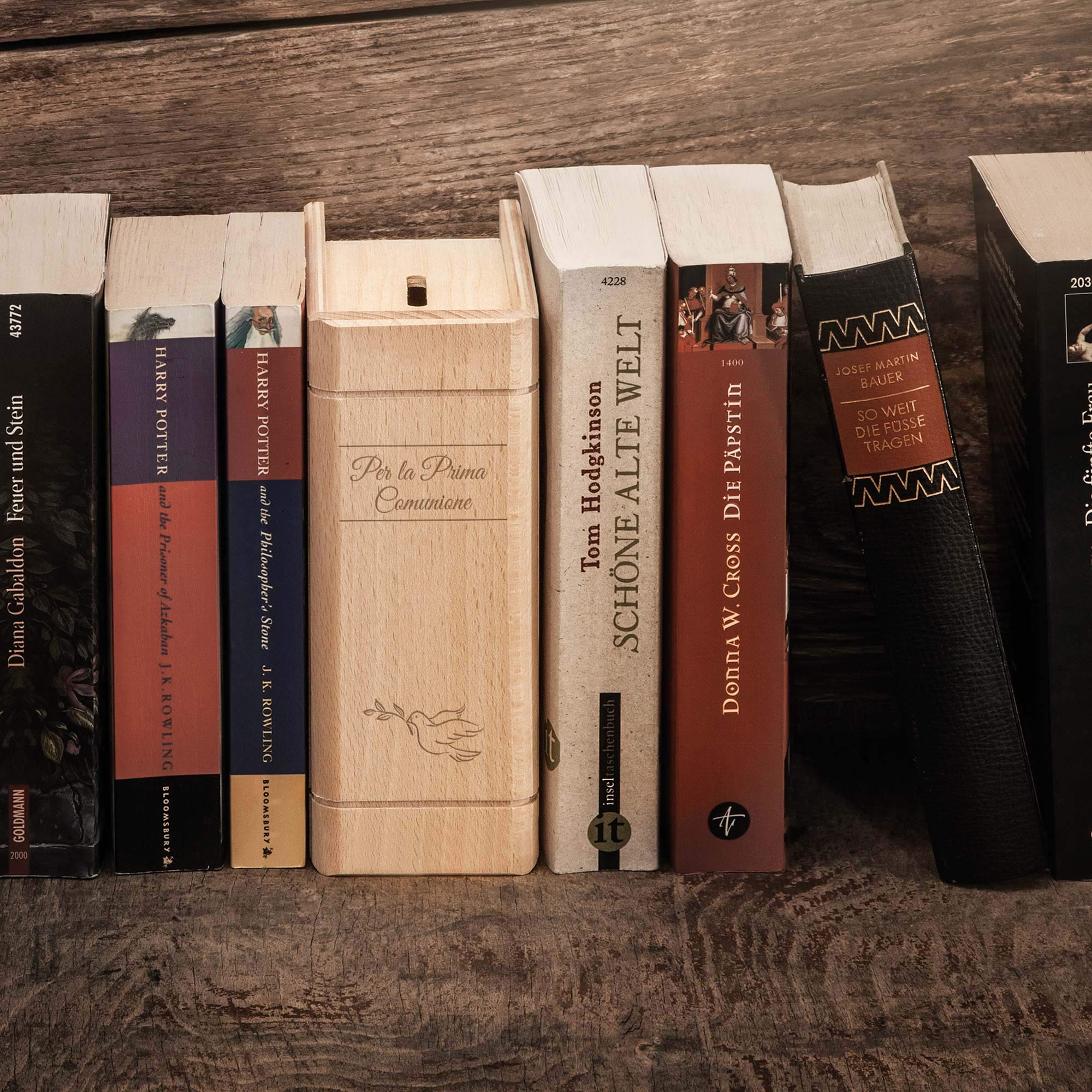 Casa Vivente Salvadanaio in Legno a Forma di Libro con Incisione Personalizzabile con Nomi e Data, Motivo Colomba della Pace, Prima Comunione