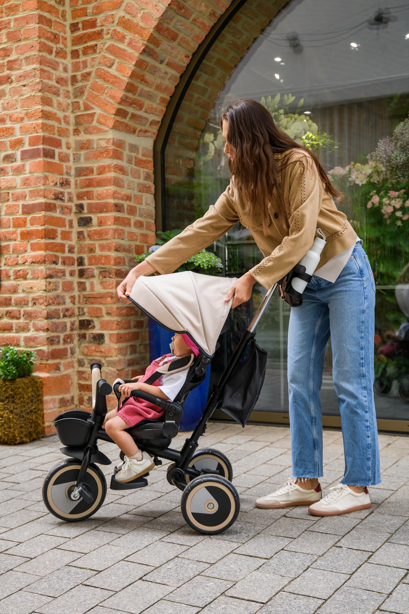 Triciclo per bambini MoMi IVI, seduta girevole 360°, cinture a 3 punti, poggiapiedi, tettuccio parasole, ruote EVA, manubrio regolabile, borsa e cestino portaoggetti