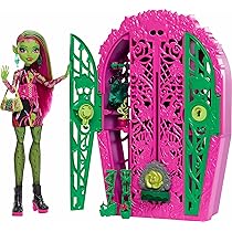 Monster High Segreti da Brivido – Venus McFlytrap e I misteri in Giardino, set con bambola e guardaroba, 19 accessori e abiti per il tea party inclusi, giocattolo per bambini, 4+ anni, HYT75