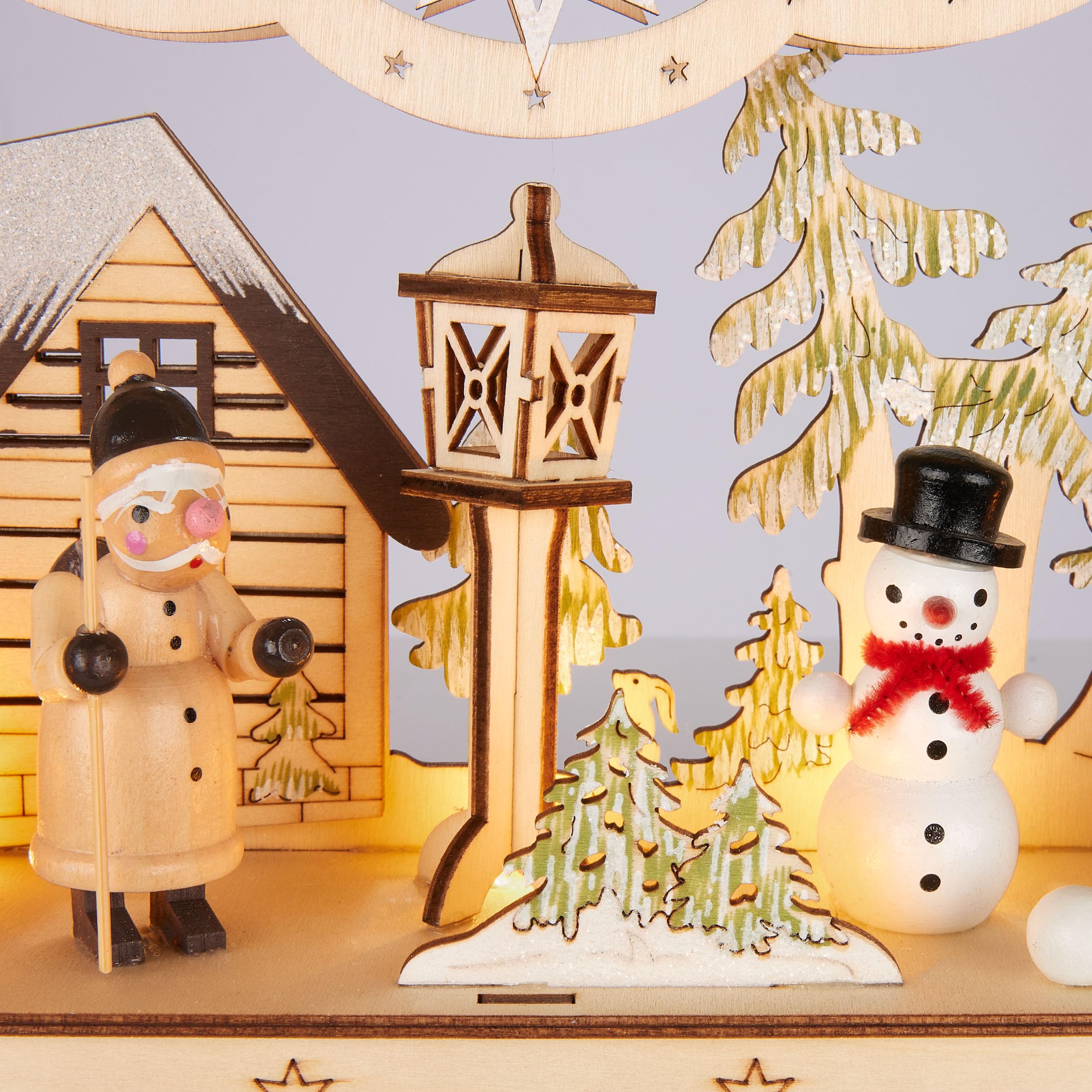 BRUBAKER 3D Lichterbogen - LED Schwibbogen - Weihnachtshaus im Wald mit Laternen - Weihnachtsbeleuchtung aus Holz Natur - 27 x 40 x 7,5 cm - Handbemalte Figuren - Weihnachtsdeko für Tisch Fenster