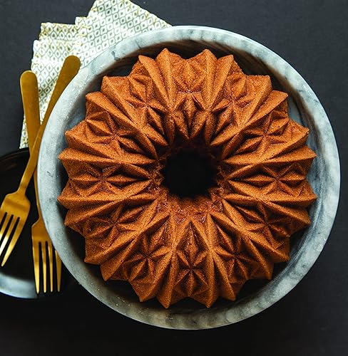 Miniatura 4 de Nordic Ware Cut Crystal Bundt (10 tazas, dorado) y bandeja Nordic Ware Bavaria Bundt (10 tazas, grafito)