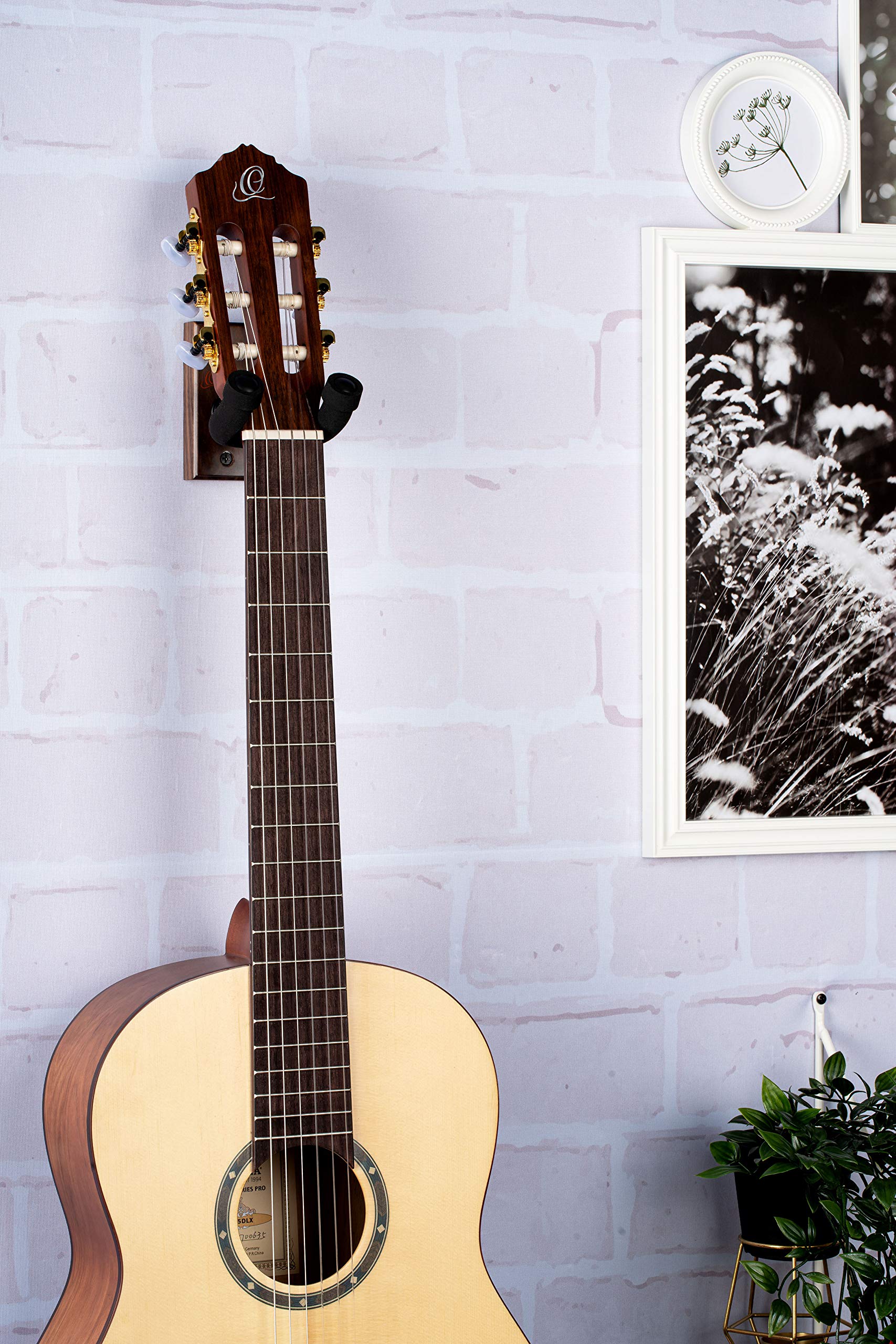 ORTEGA wieszak na gitarę/bas, orzech (OGH-1WN)