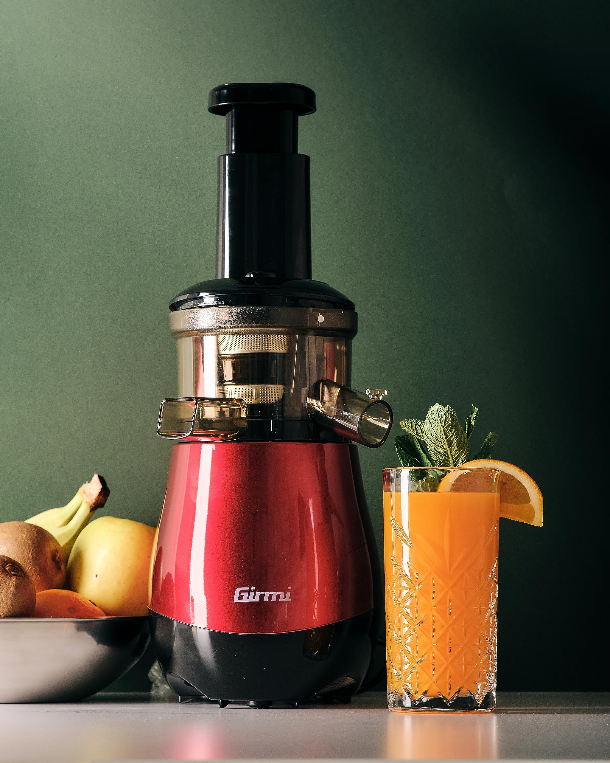 Girmi SW10 Estrattore di Succo, 150W, 55 giri/min,1 Litro, Motore DC, + 30% di Succo Estratto, Beccuccio con Tappo, Ricettario, Rosso