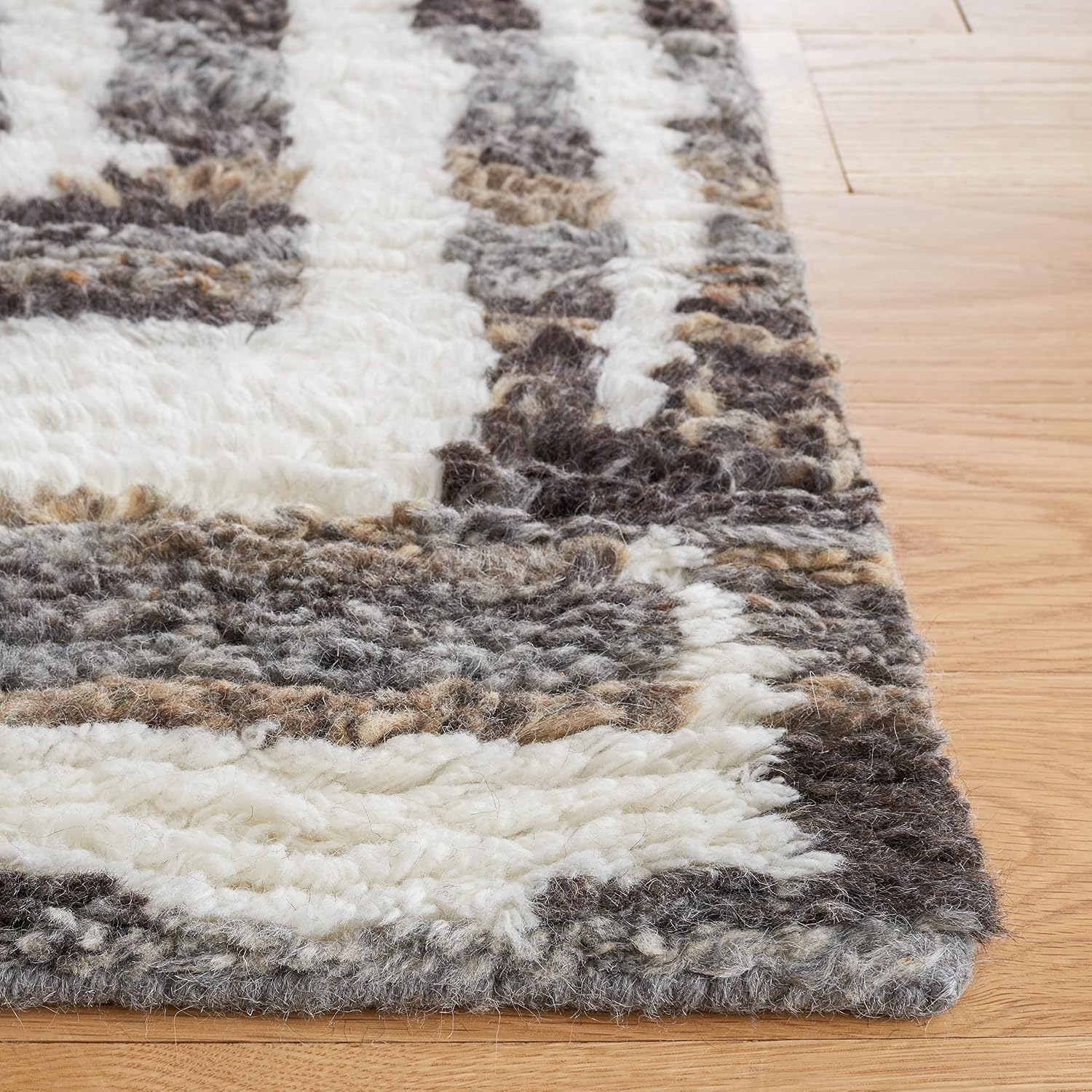 SAFAVIEH Area Rug 8x10 - Casablanca Collection - Large - Ivory & Charcoal, Hand-Knotted New Zealand Wool, Ideal for Living Room, Bedroom, Dining Space (CSB541H)