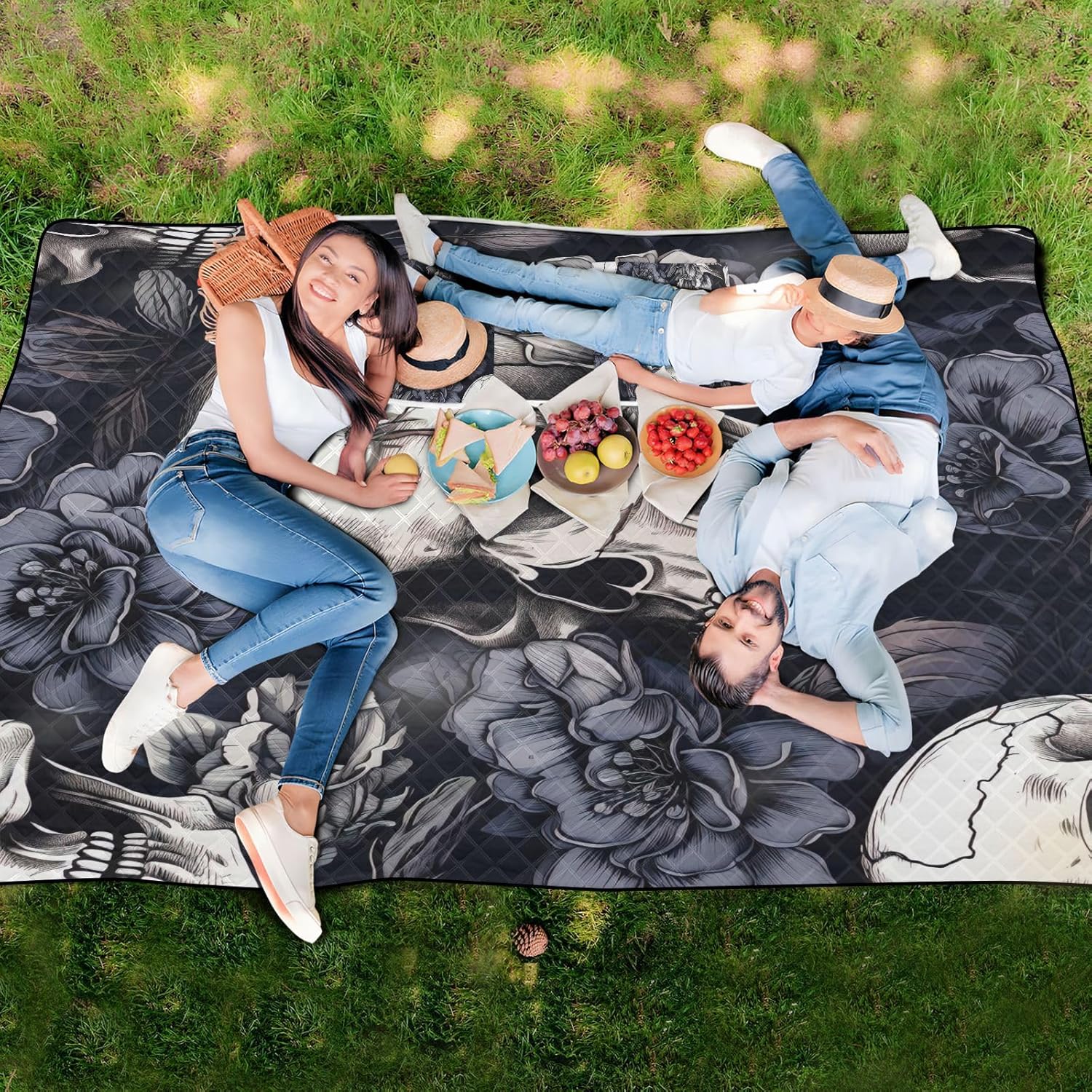 White Skull Violet Flower Picnic Blankets - Extra Large Waterproof Foldable Portable Picnic Blanket, 60''x80'' Beach Blanket Outdoor Mat for Grass Park, Hiking, Travel