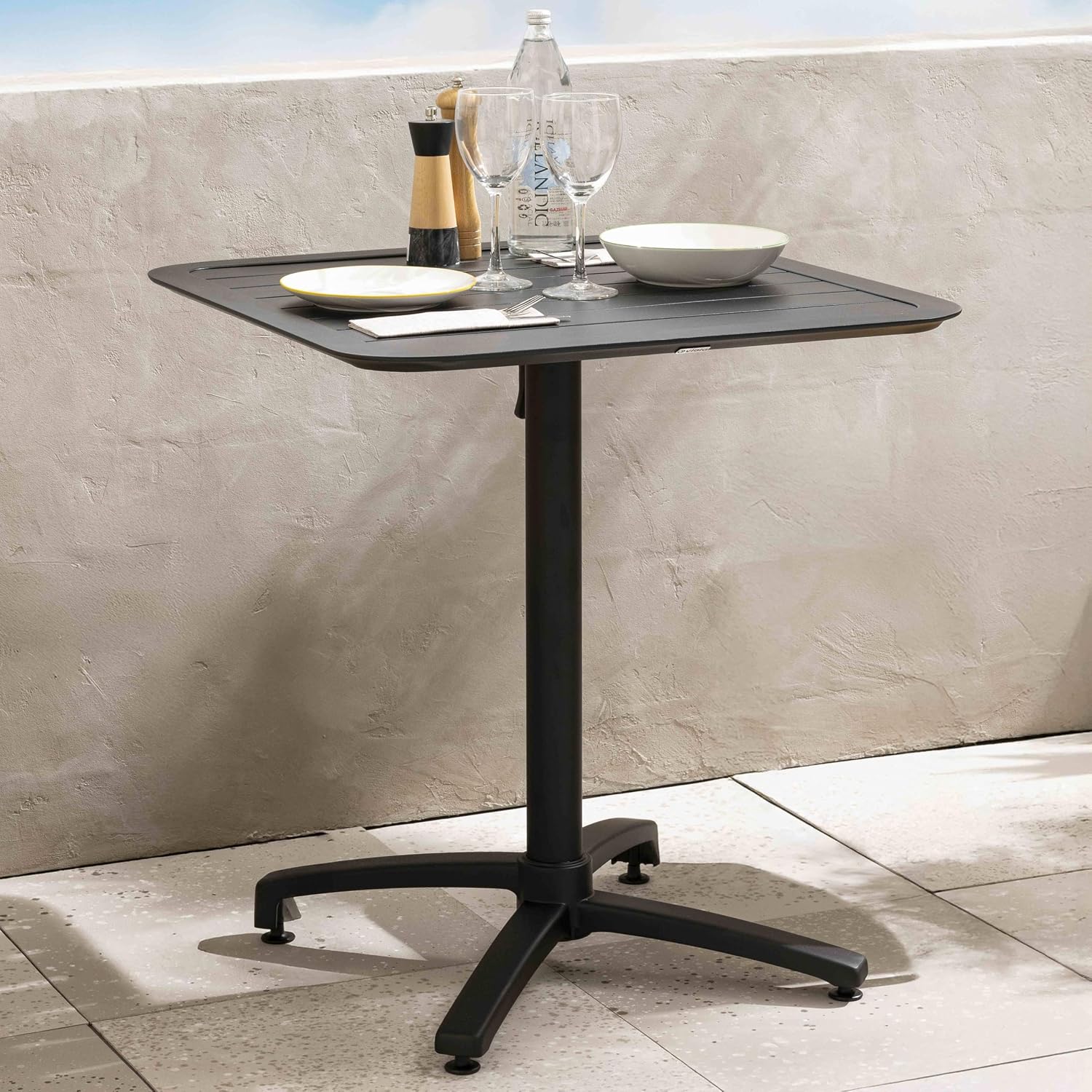 Assembled Oviala Almada tabletop on a table base in an outdoor setting