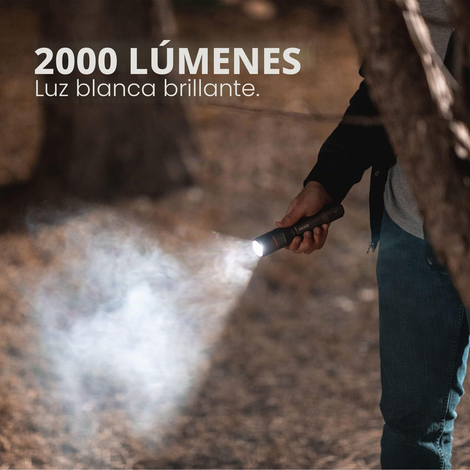 NEBO Davinci NEB-FLT-0020-G Linterna recargable LED negra 2000 lúmenes | Batería 18650 con batería externa - NEB-FLT-0020-G - Gris | 4 modos hasta 2000 lm y 259 m, autonomía hasta 20 h, zoom 3x, base magnética, IP67, batería 18650 y función Power Bank.